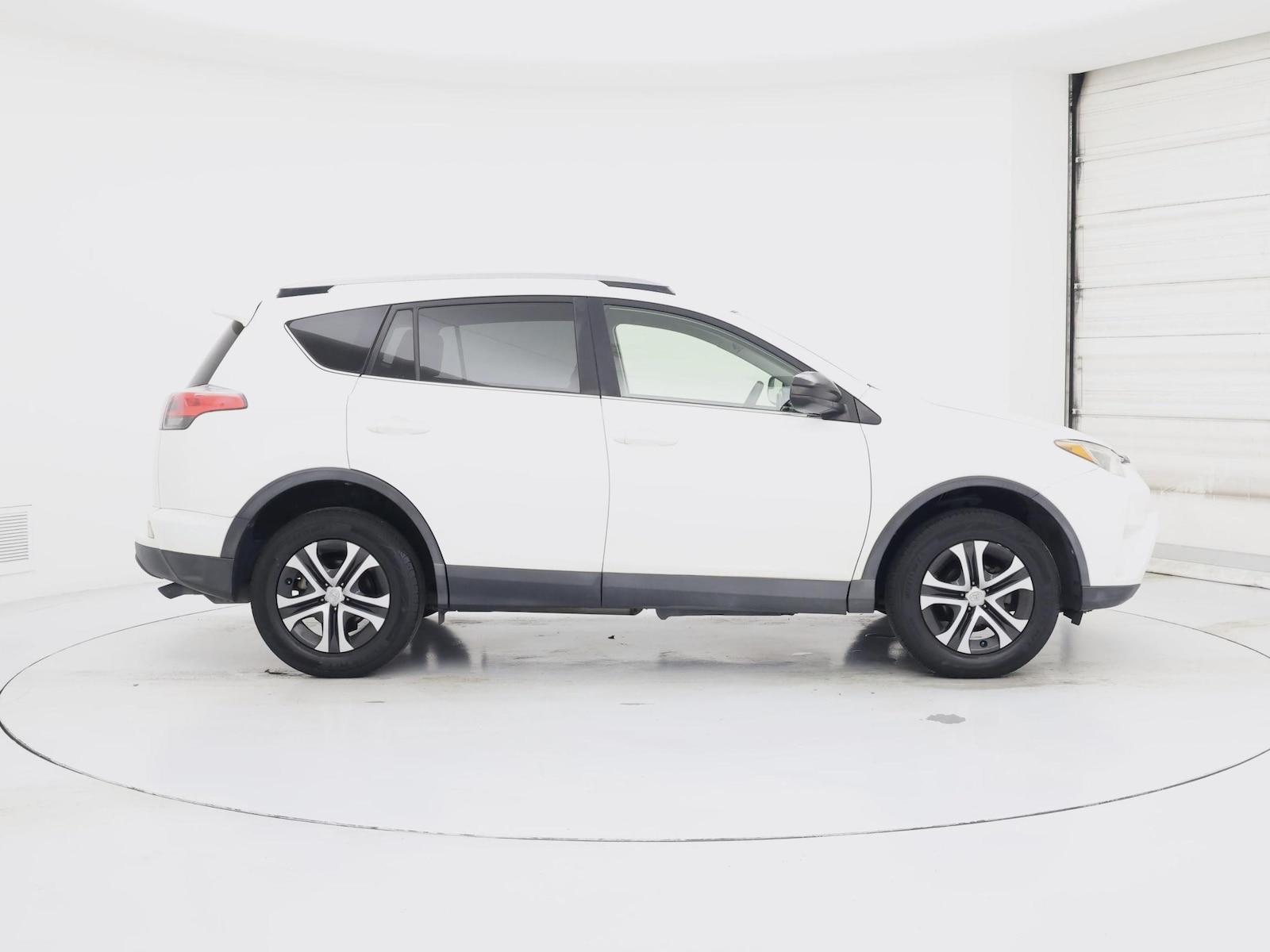 2017 Toyota RAV4 LE - Photo 8