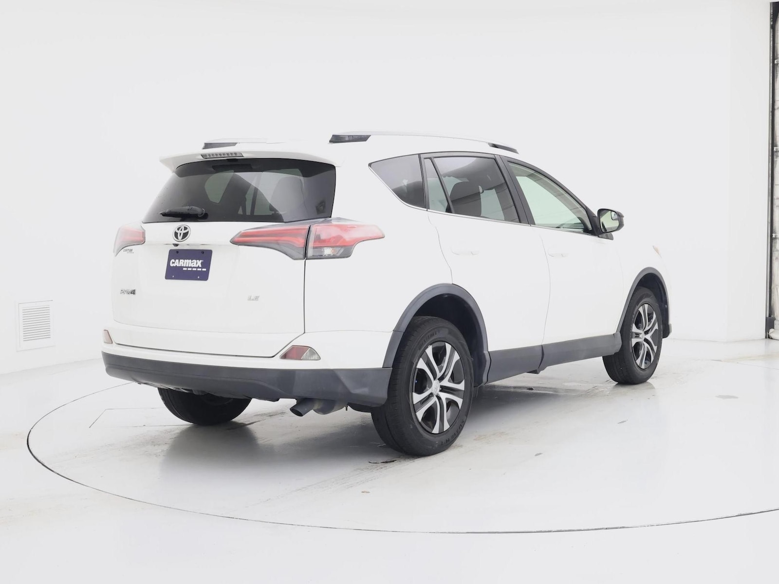 2017 Toyota RAV4 LE - Photo 9