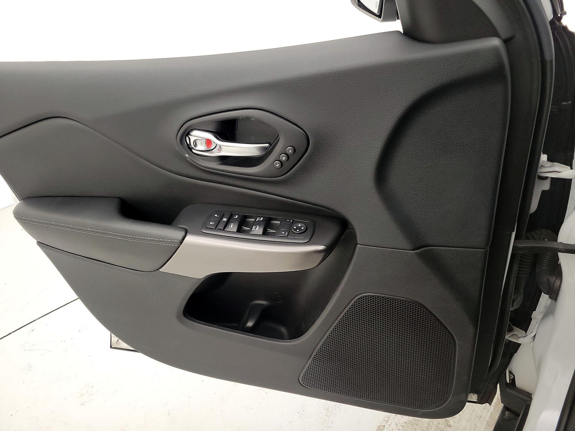 Thumbnail: 2019 Jeep Cherokee - 12