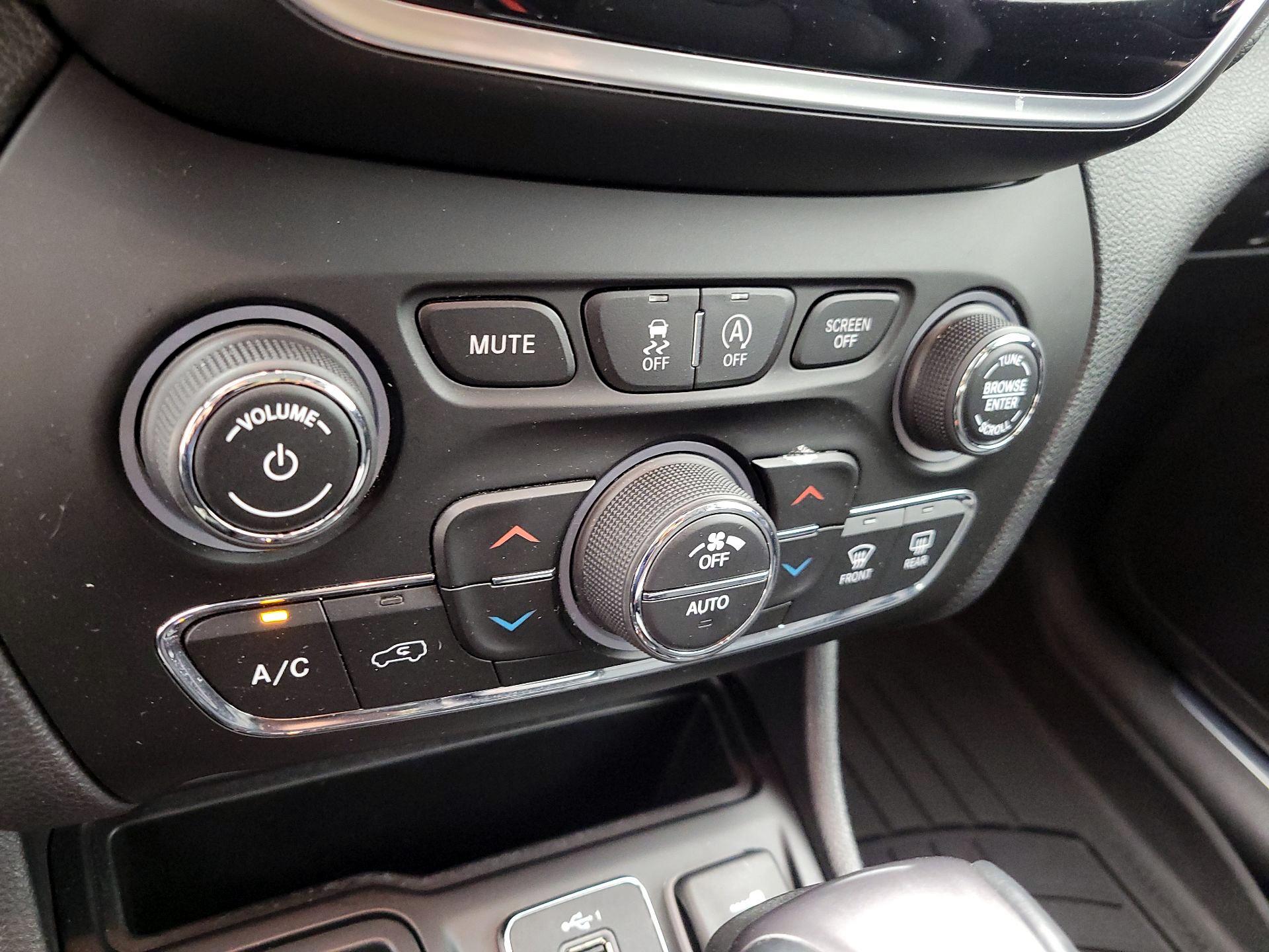 Thumbnail: 2019 Jeep Cherokee - 14