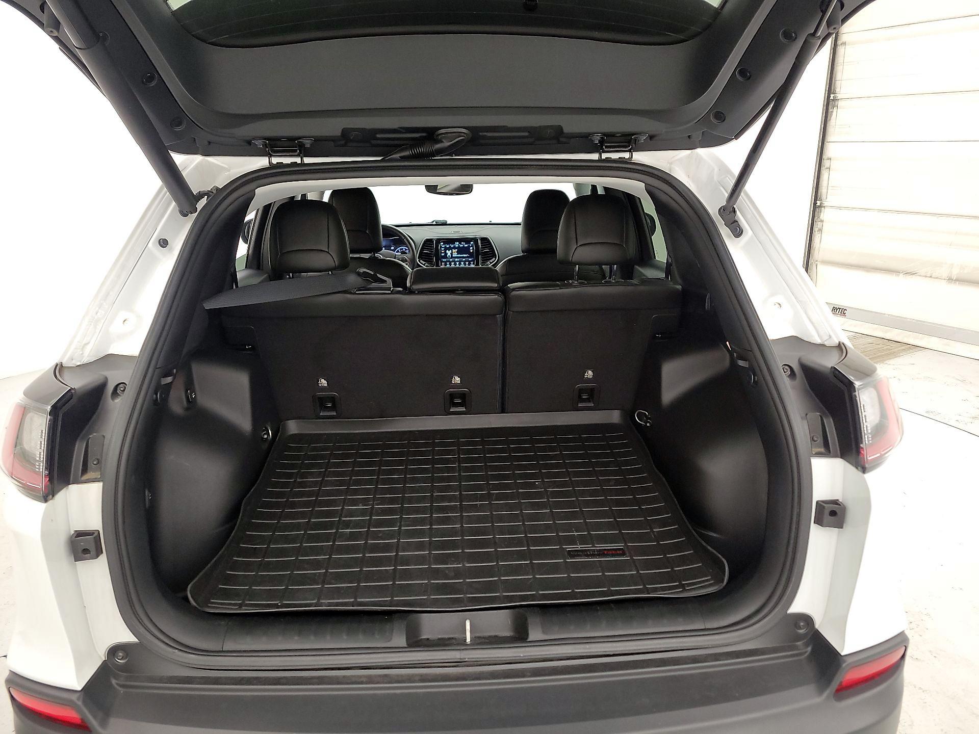 Thumbnail: 2019 Jeep Cherokee - 16