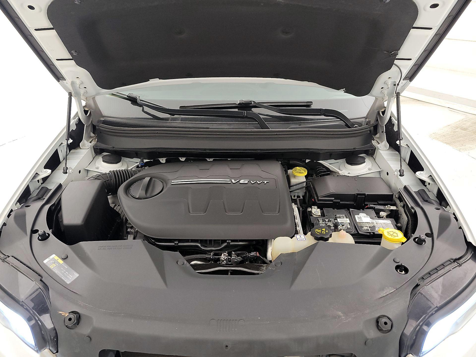 Thumbnail: 2019 Jeep Cherokee - 17