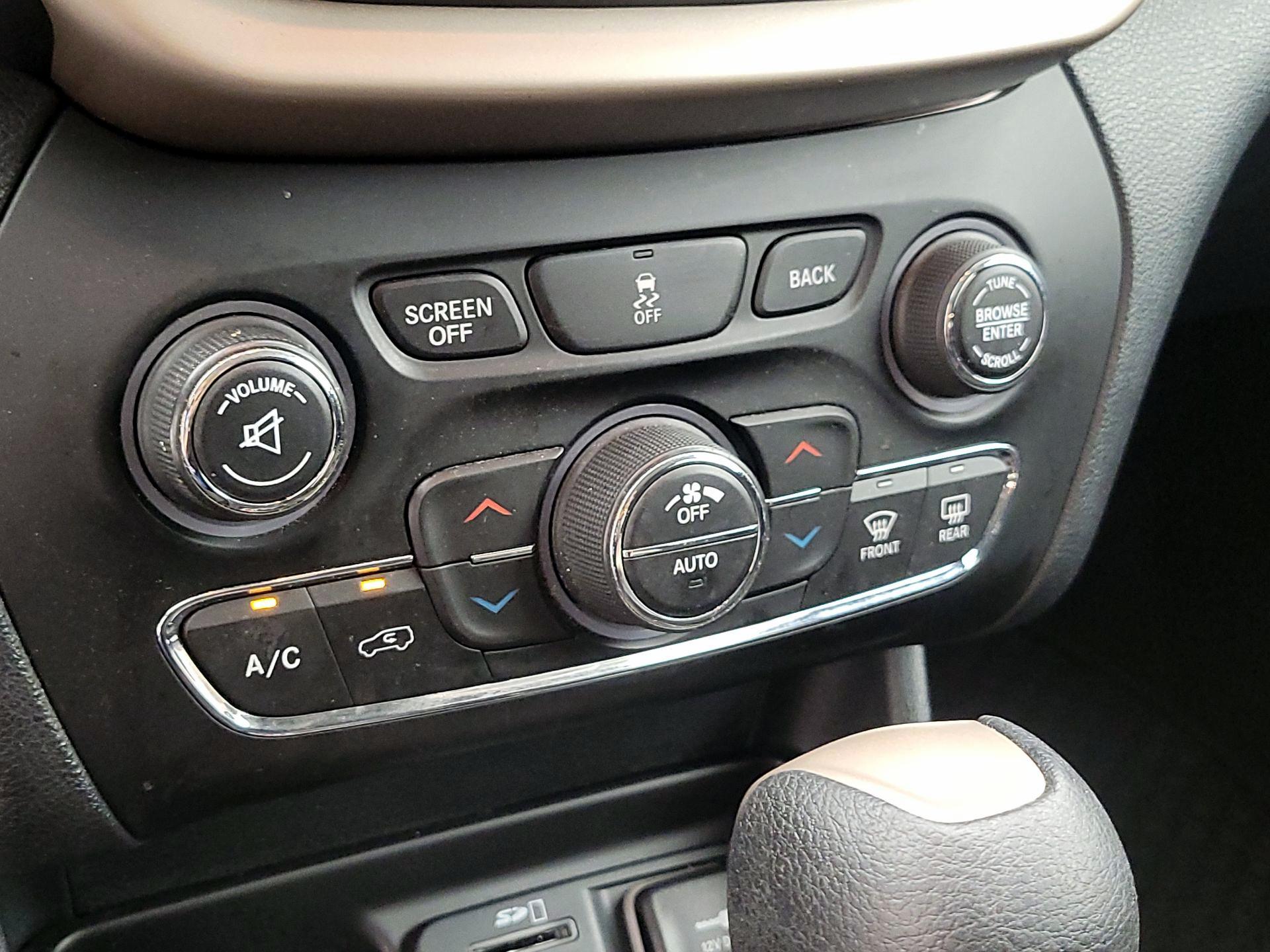 Thumbnail: 2016 Jeep Cherokee - 16