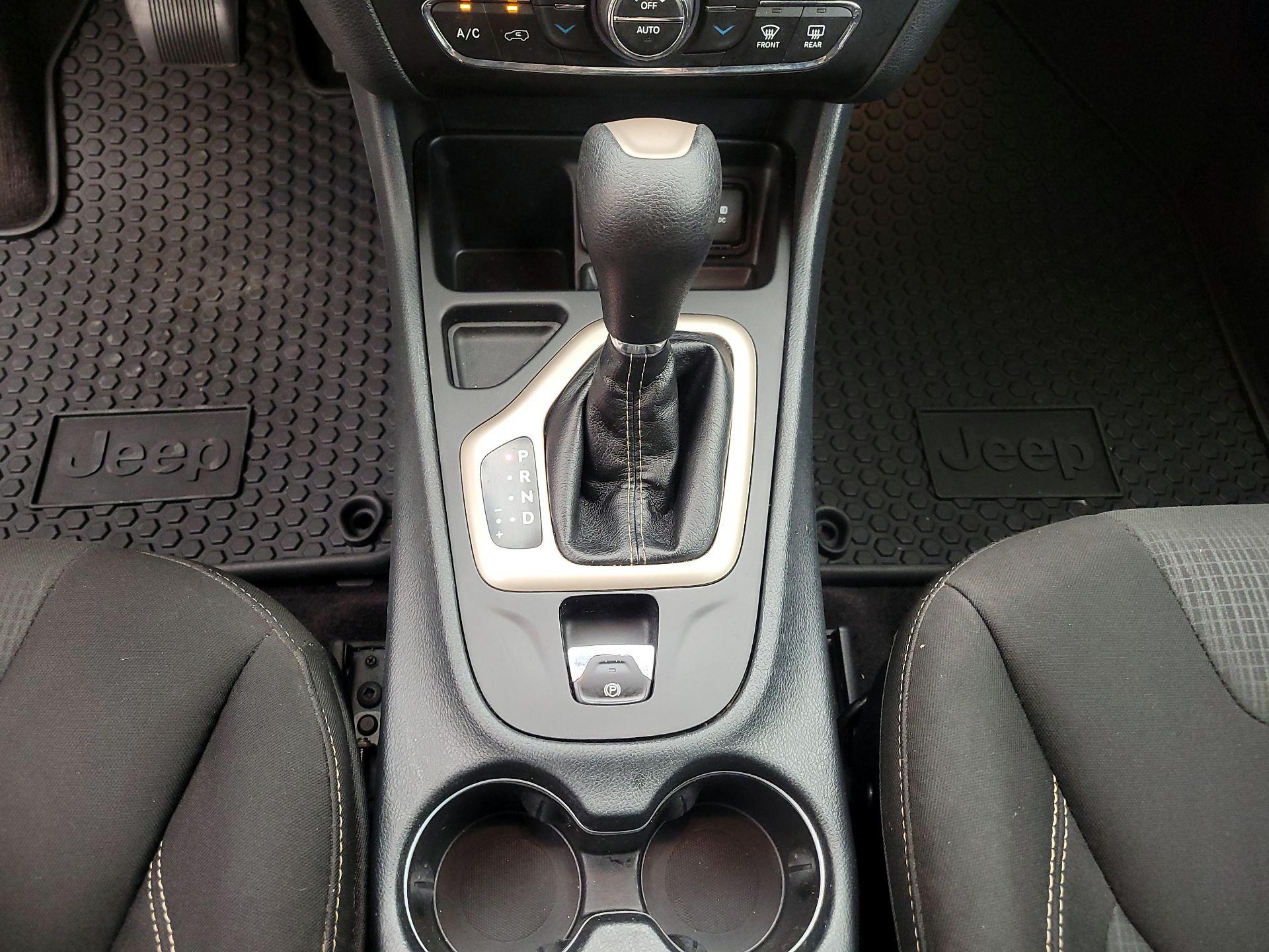 Thumbnail: 2016 Jeep Cherokee - 17