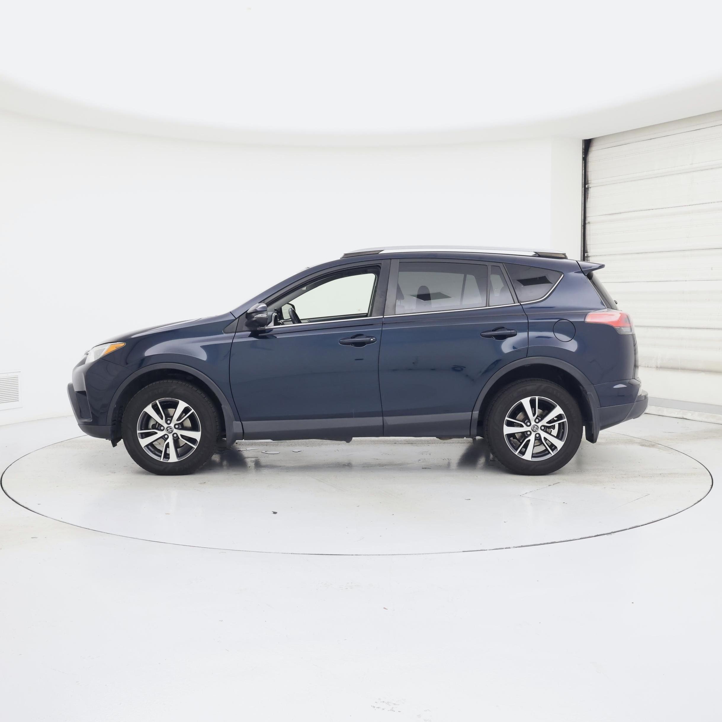 Thumbnail: 2018 Toyota RAV4 - 3