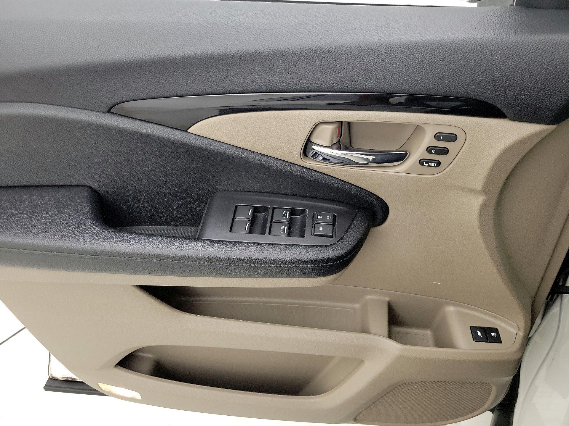 Thumbnail: 2019 Honda Pilot - 12