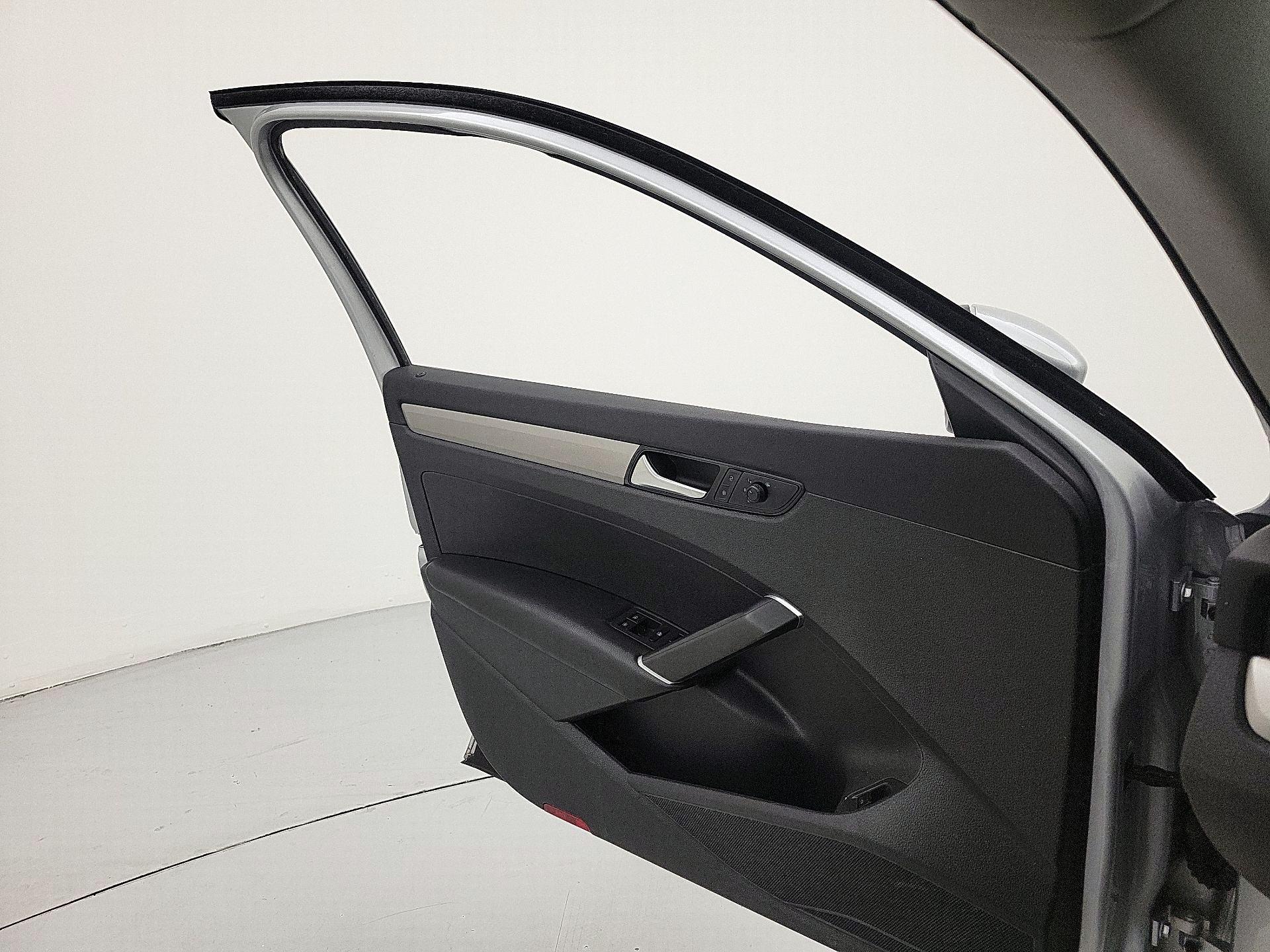 Thumbnail: 2020 Volkswagen Passat - 12