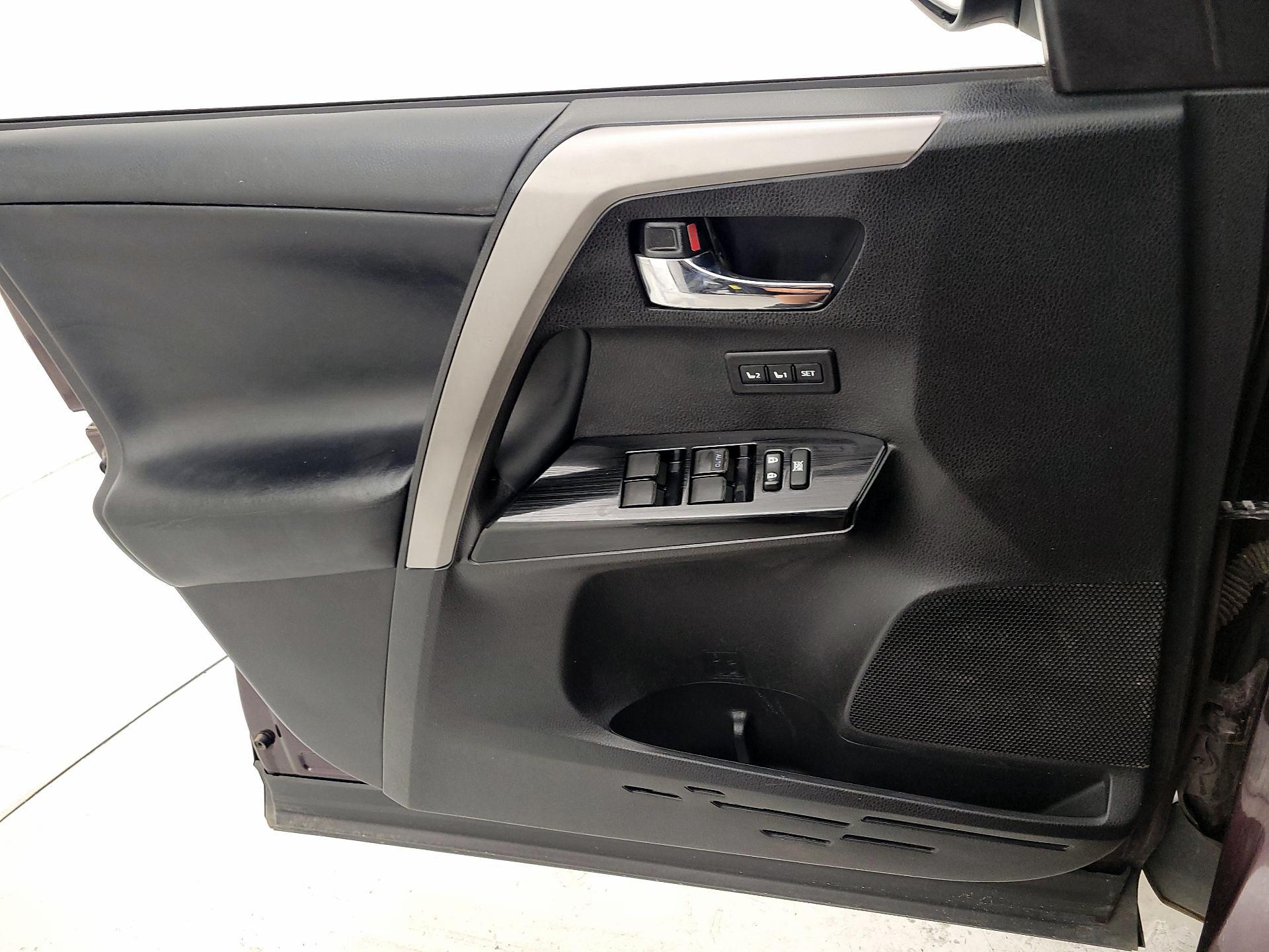 Thumbnail: 2018 Toyota RAV4 - 12