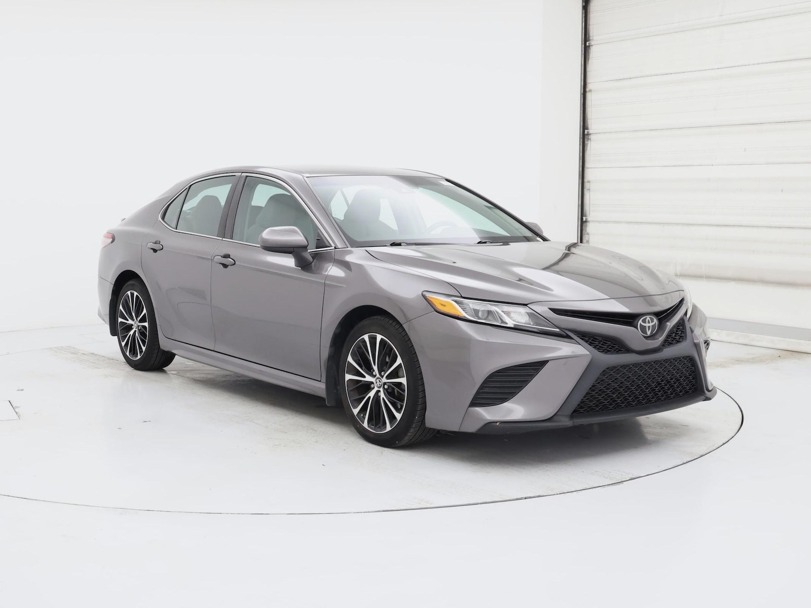 2018 Toyota Camry SE - Photo 2