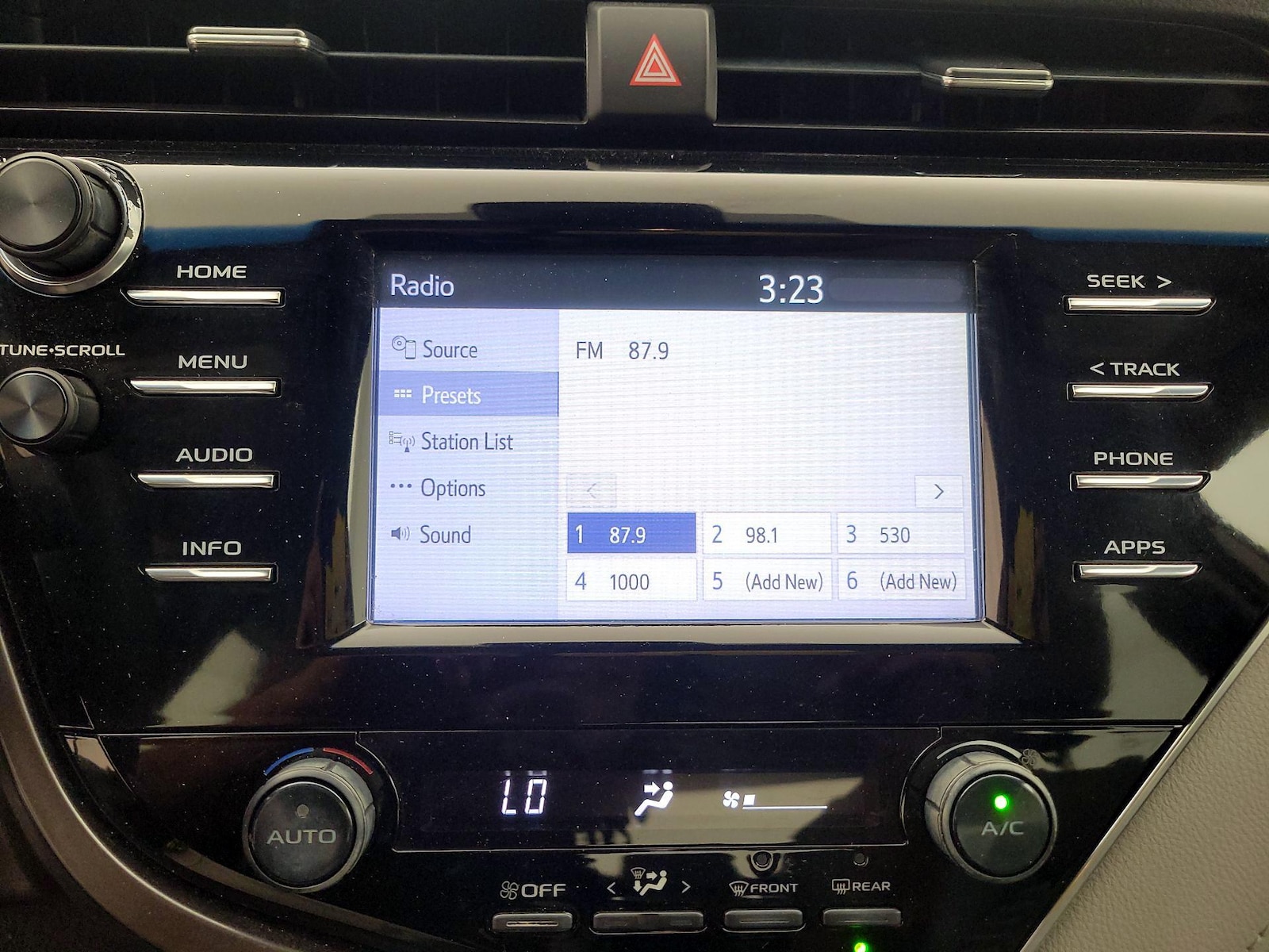 2018 Toyota Camry SE - Photo 16