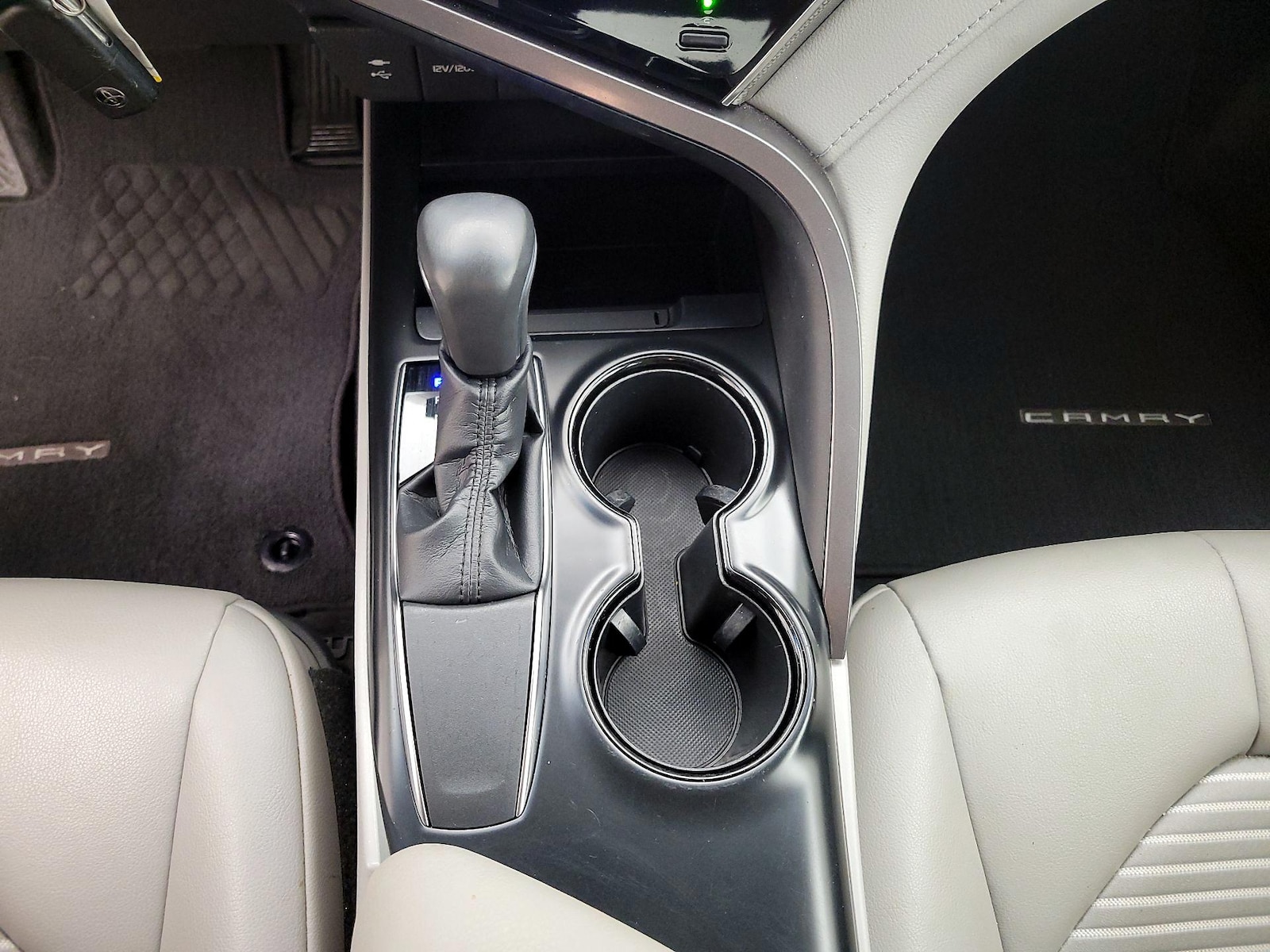 2018 Toyota Camry SE - Photo 18