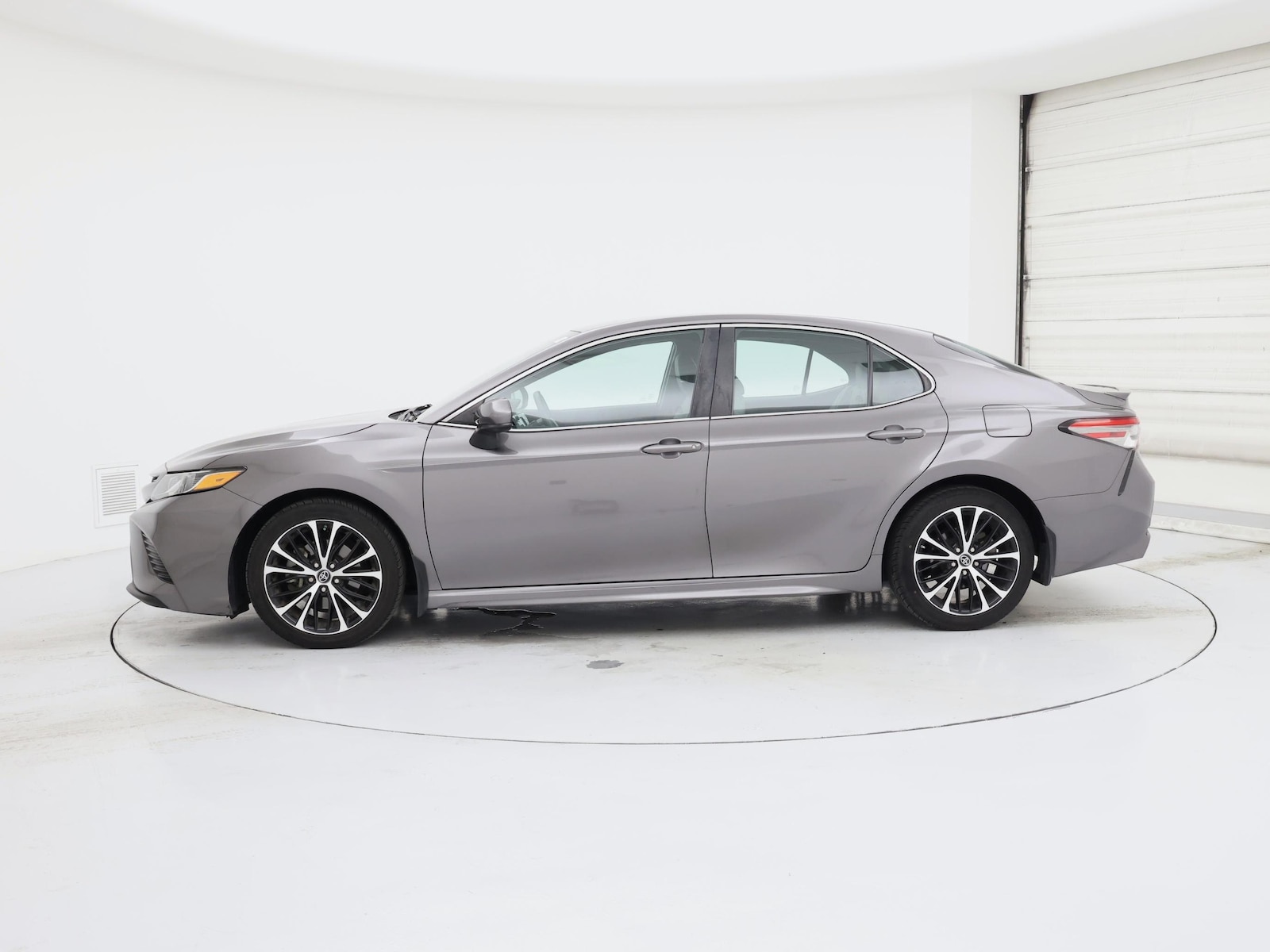 2018 Toyota Camry SE - Photo 4