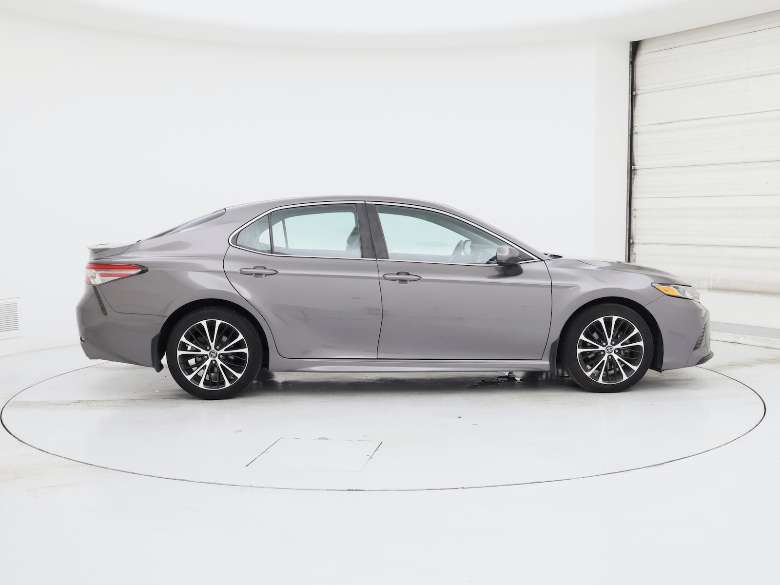 2018 Toyota Camry SE - Photo 8
