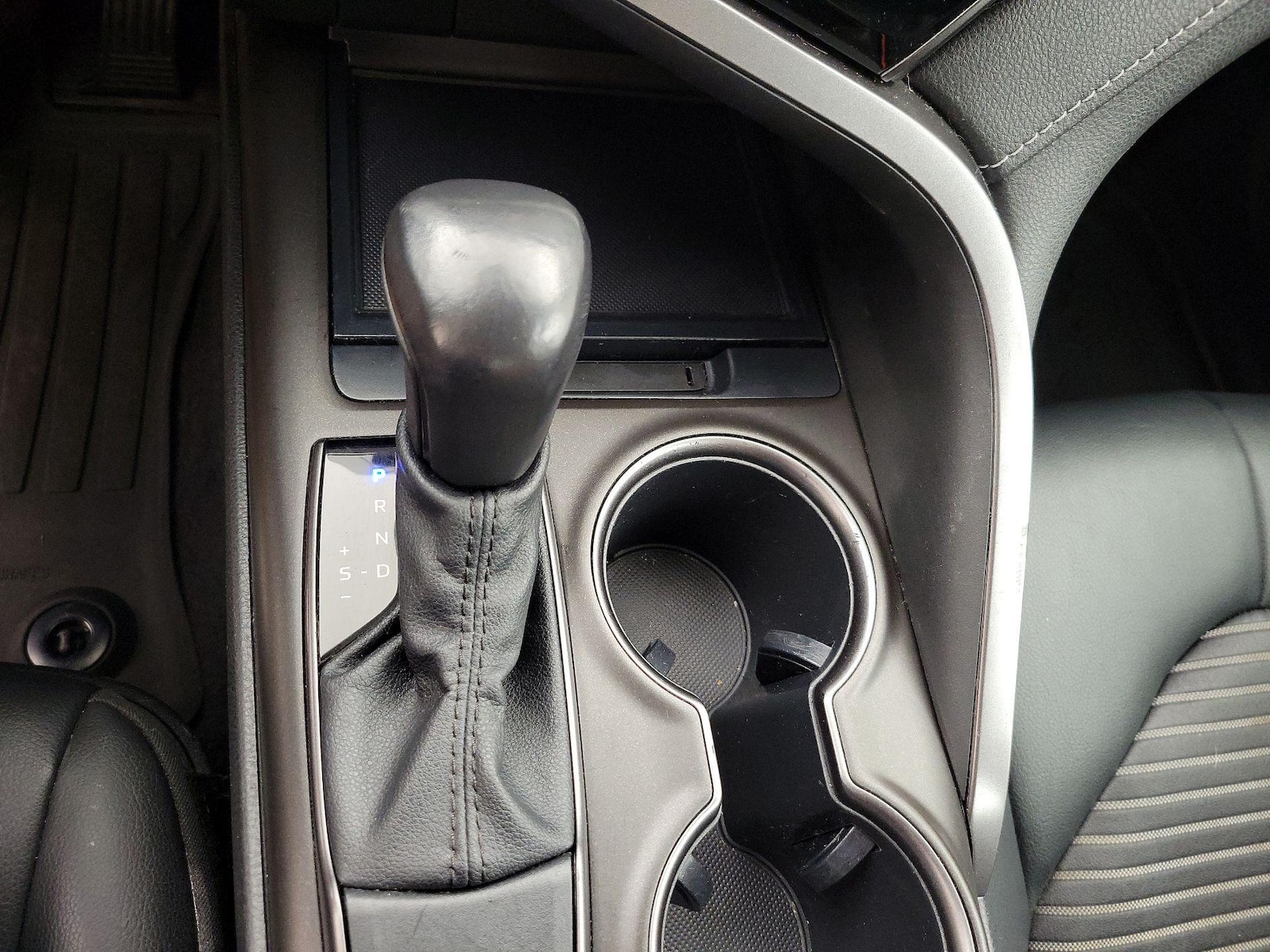 2021 Toyota Camry SE - Photo 18