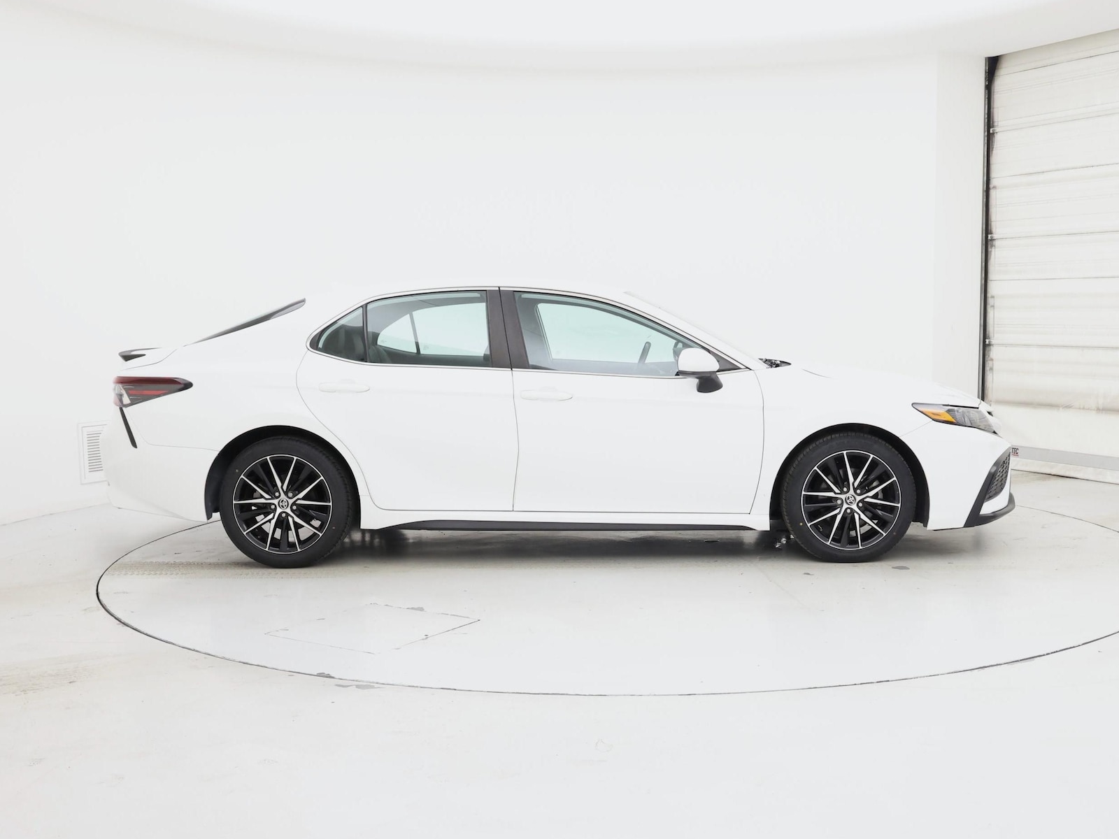 2021 Toyota Camry SE - Photo 8
