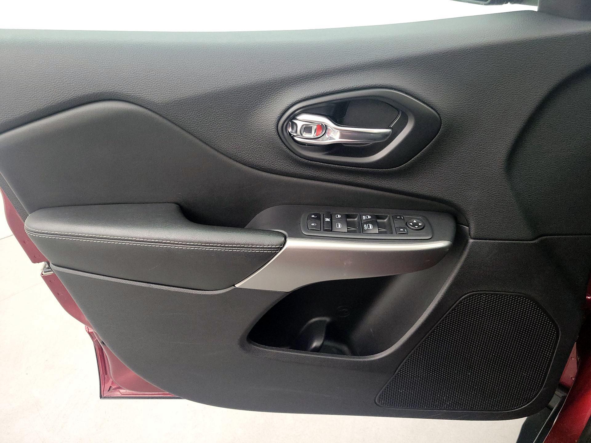 Thumbnail: 2021 Jeep Cherokee - 12