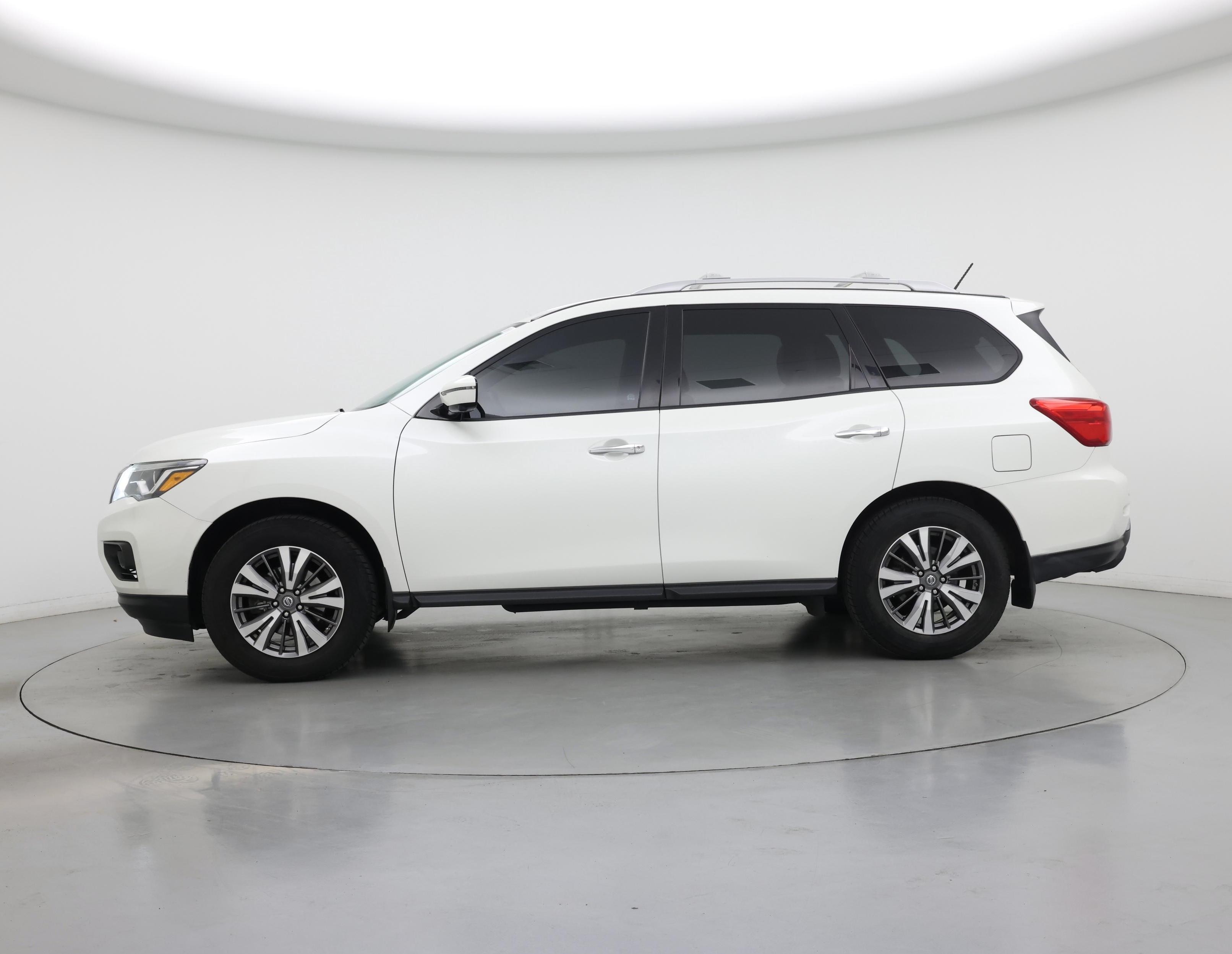 Thumbnail: 2017 Nissan Pathfinder - 3