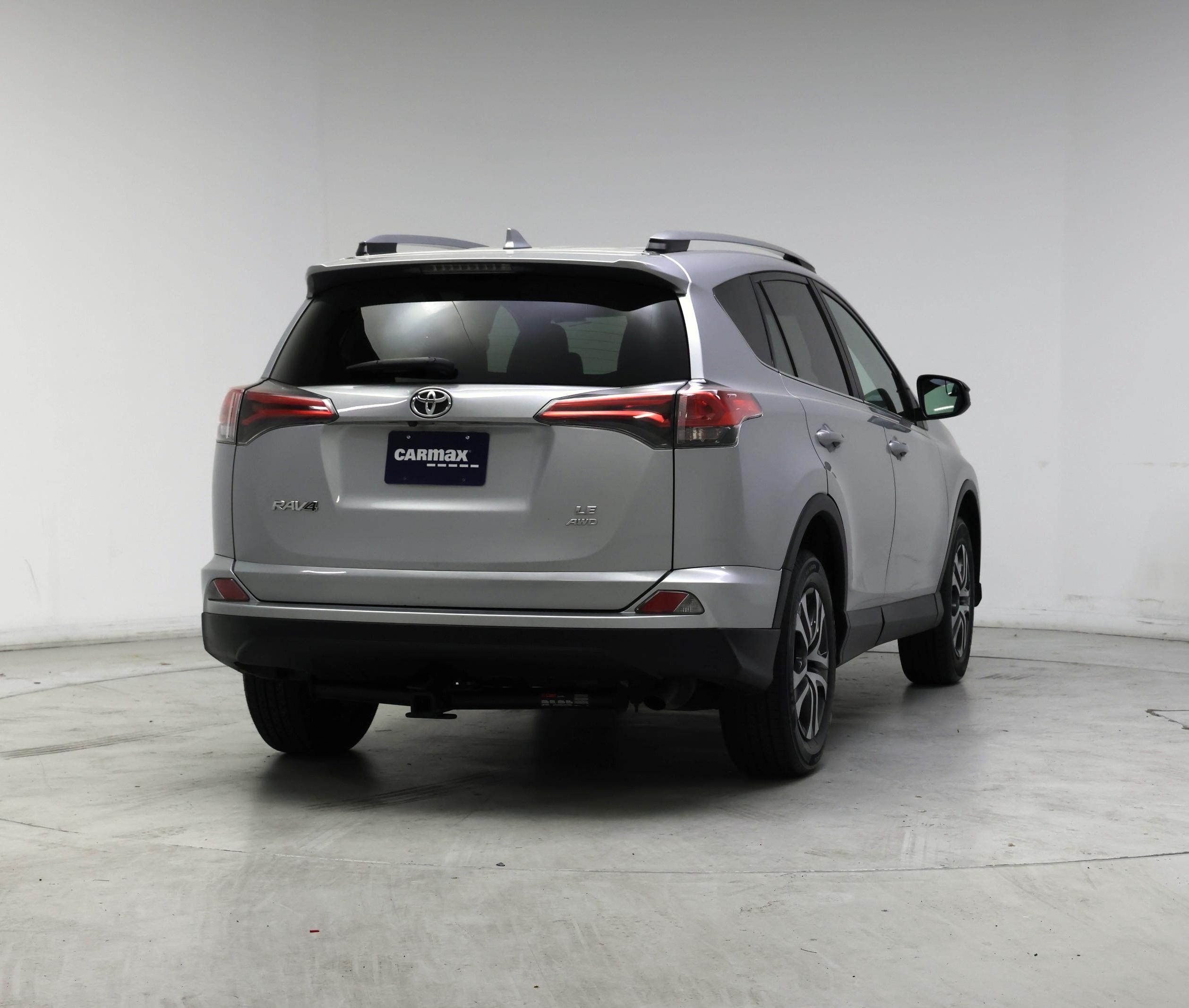 Thumbnail: 2017 Toyota RAV4 - 8