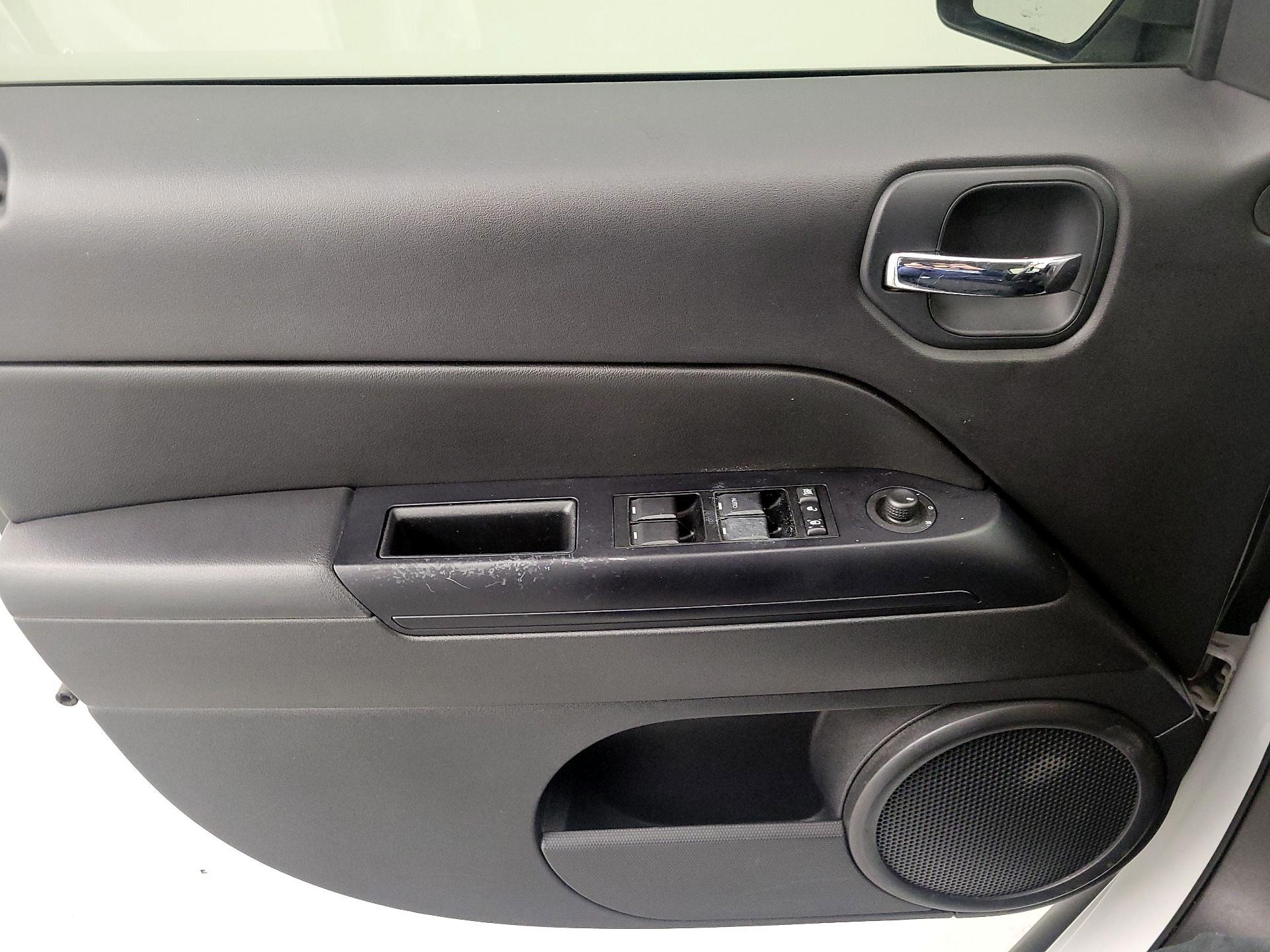 Thumbnail: 2014 Jeep Patriot - 12