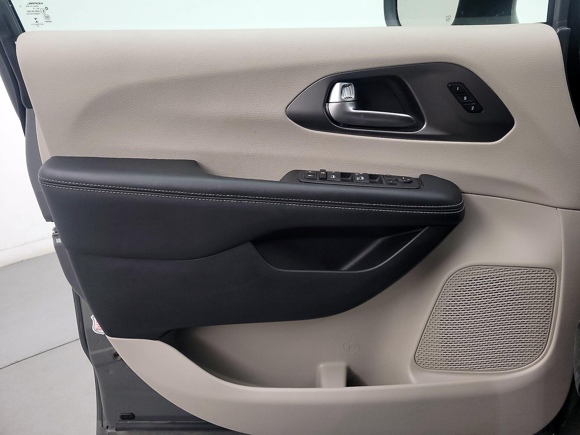 Thumbnail: 2023 Chrysler Pacifica - 12