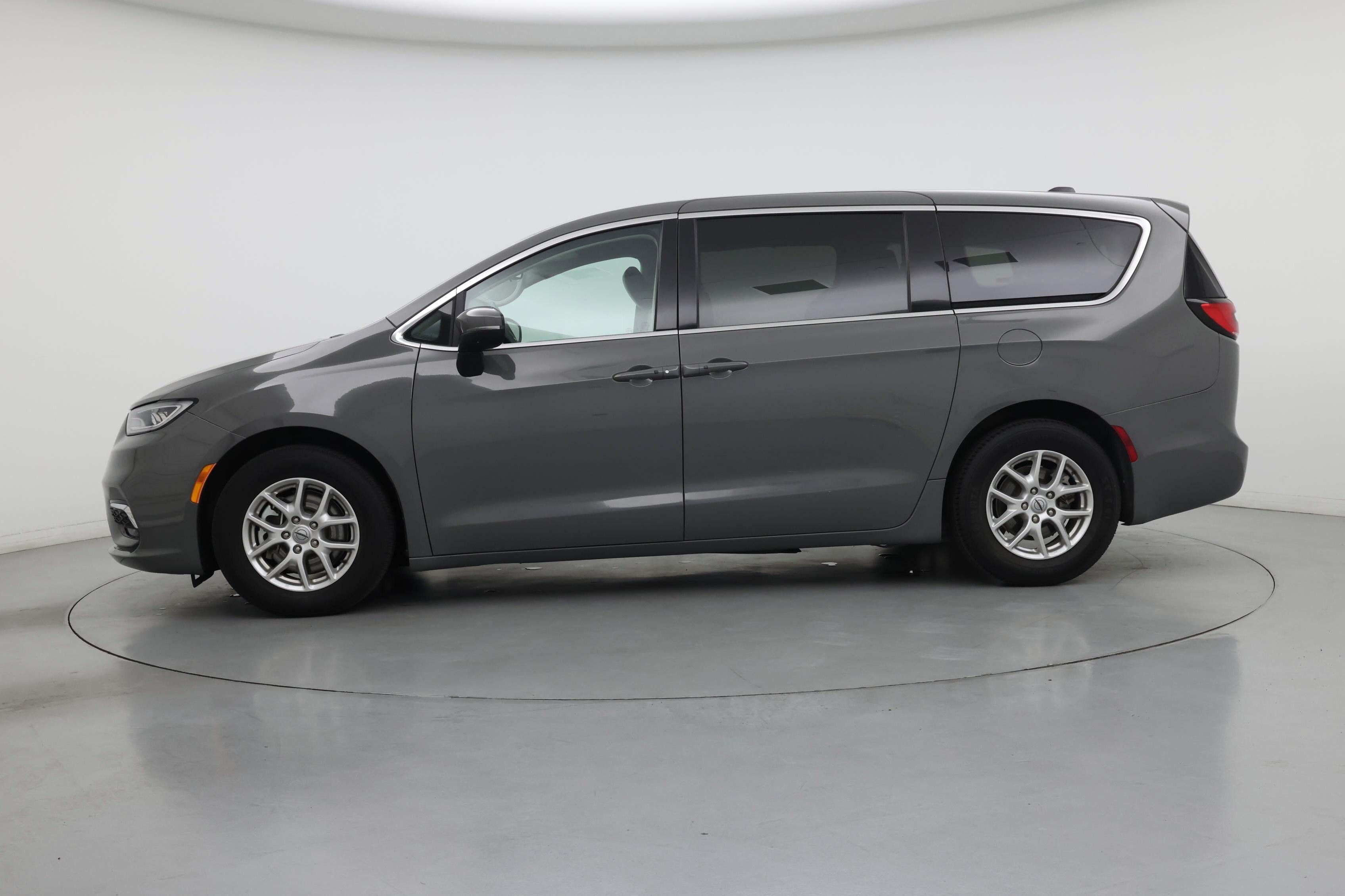 Thumbnail: 2023 Chrysler Pacifica - 3