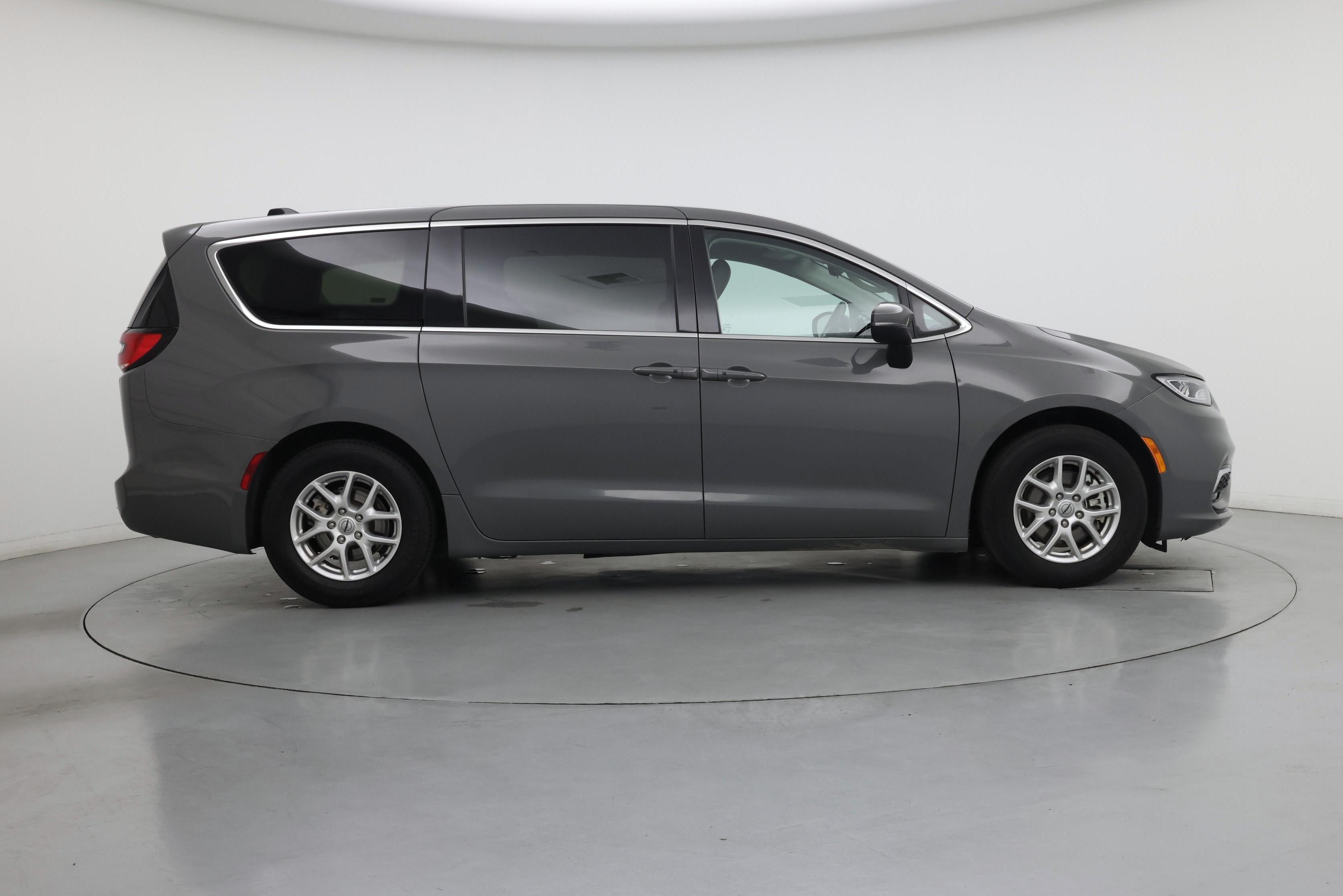 Thumbnail: 2023 Chrysler Pacifica - 7