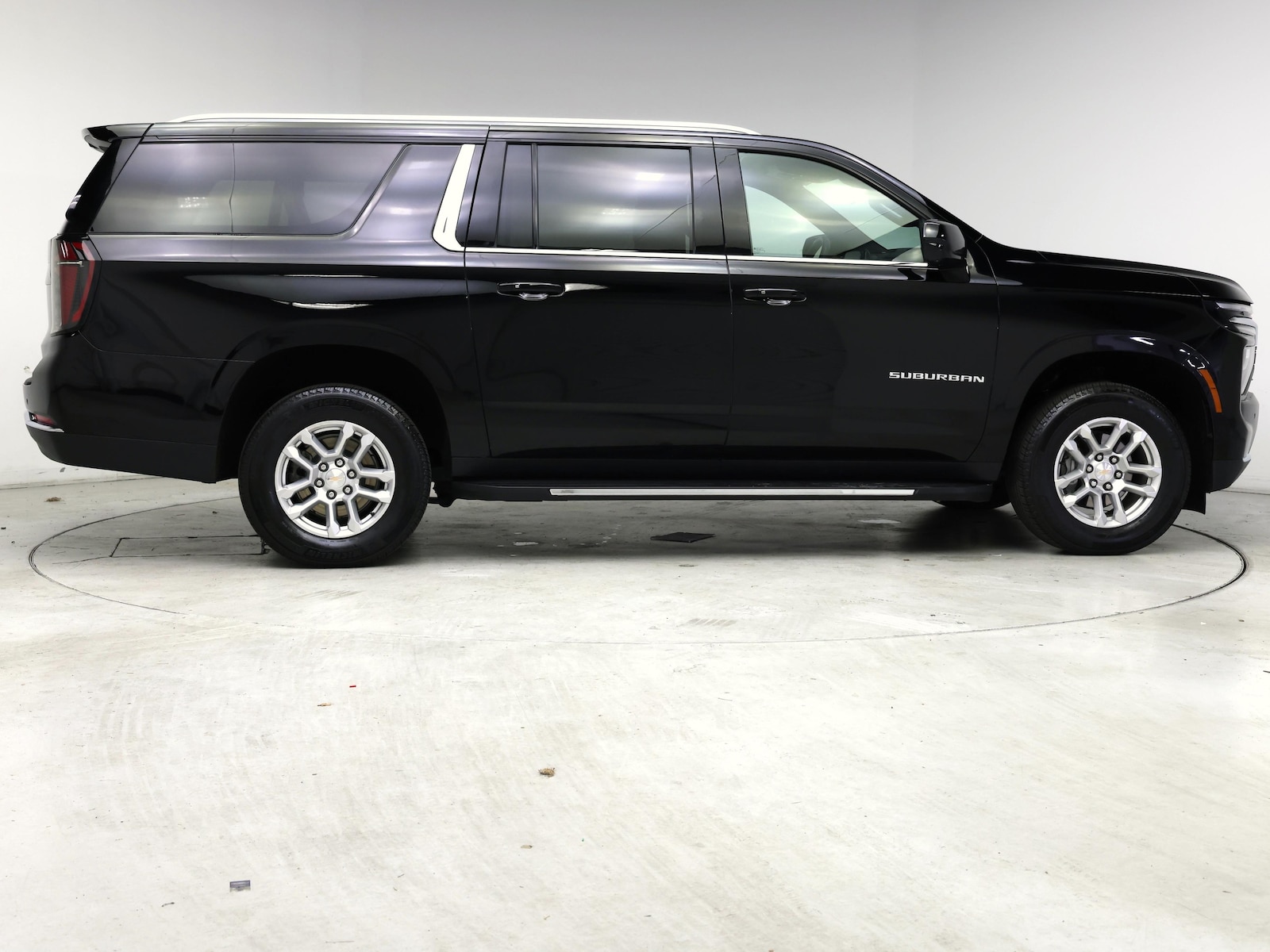 2025 Chevrolet Suburban LS - Photo 8