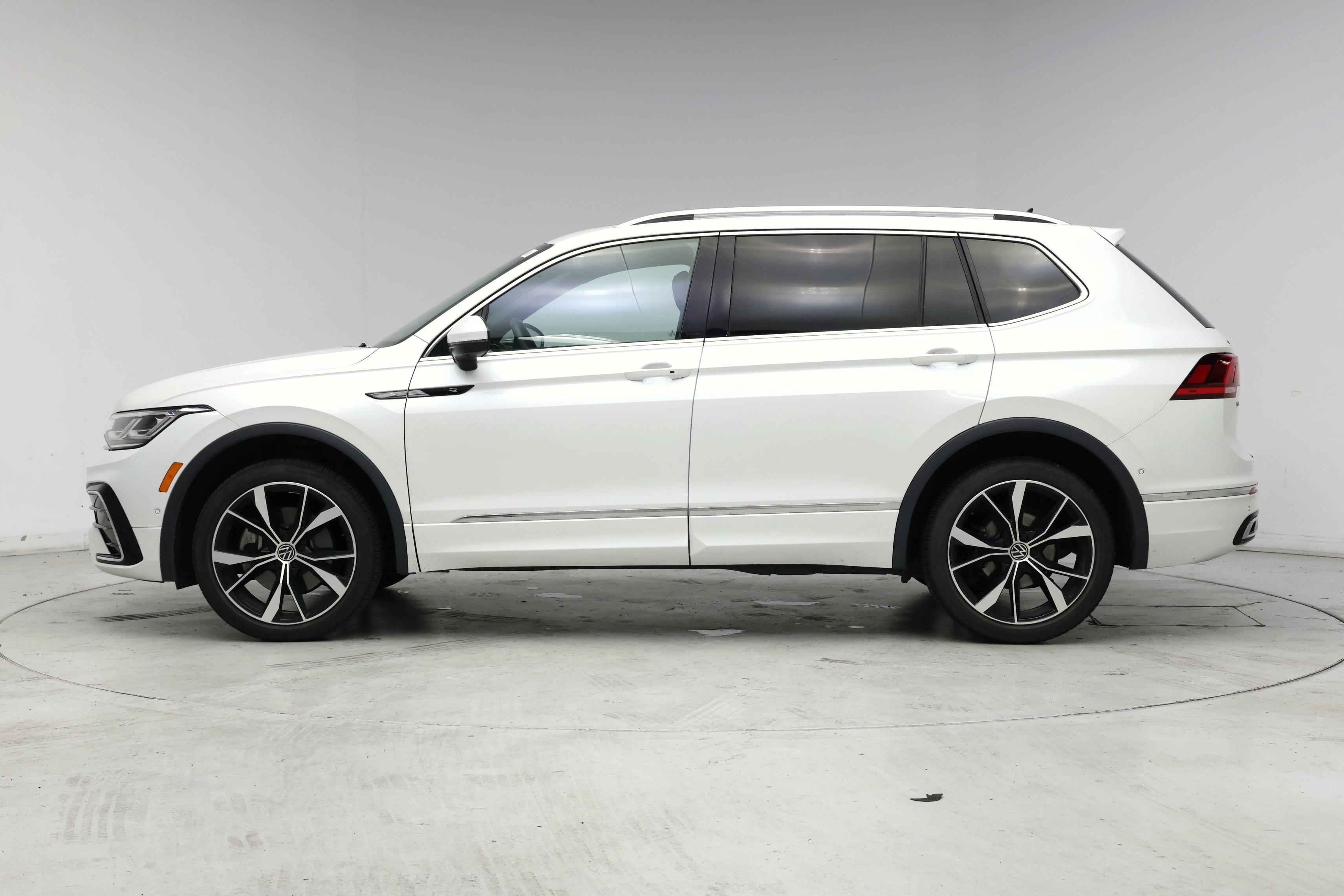 Thumbnail: 2022 Volkswagen Tiguan - 3