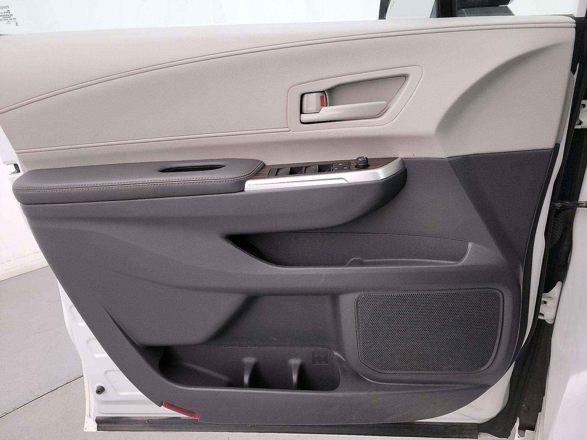 Thumbnail: 2022 Toyota Sienna - 12