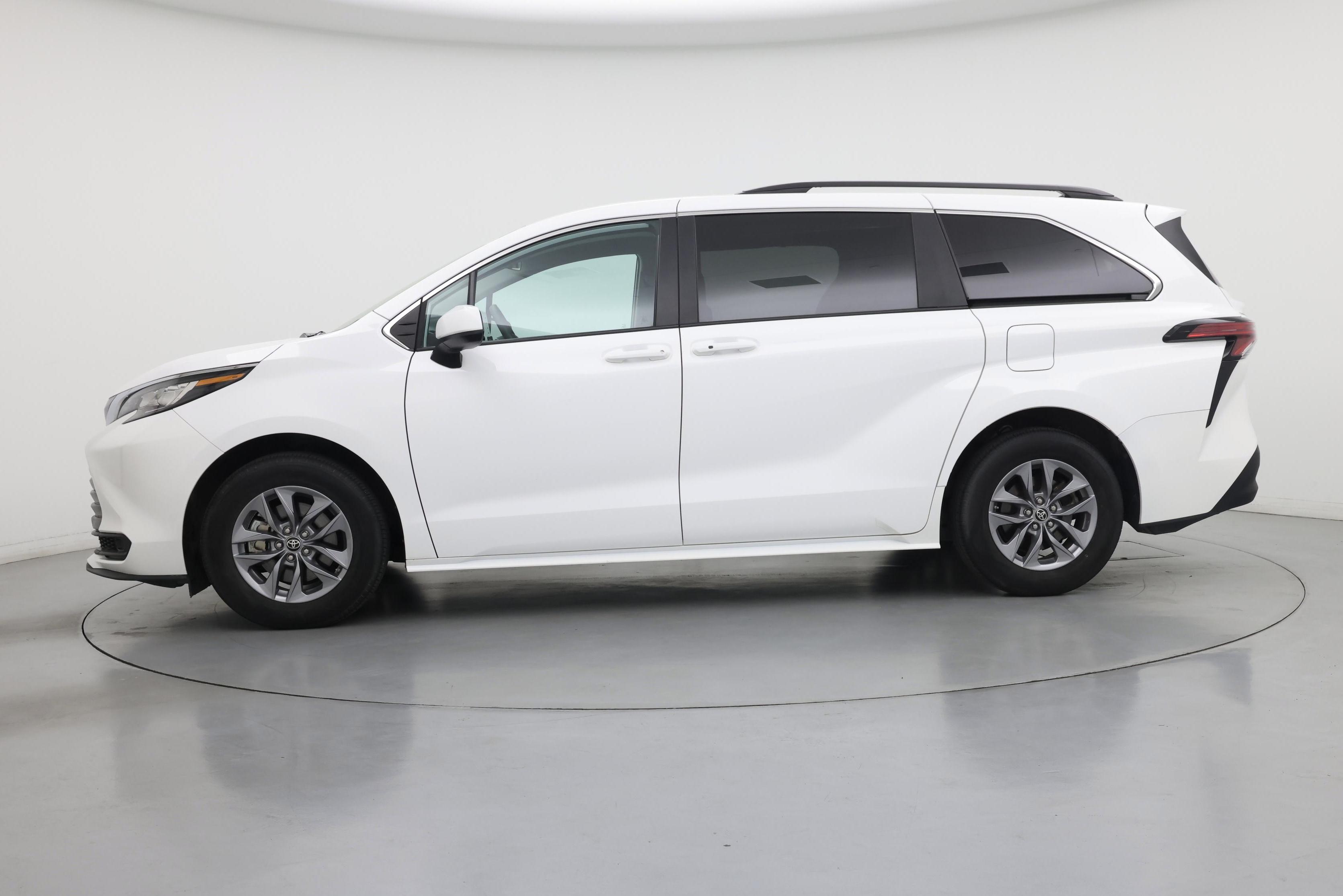 Thumbnail: 2022 Toyota Sienna - 3
