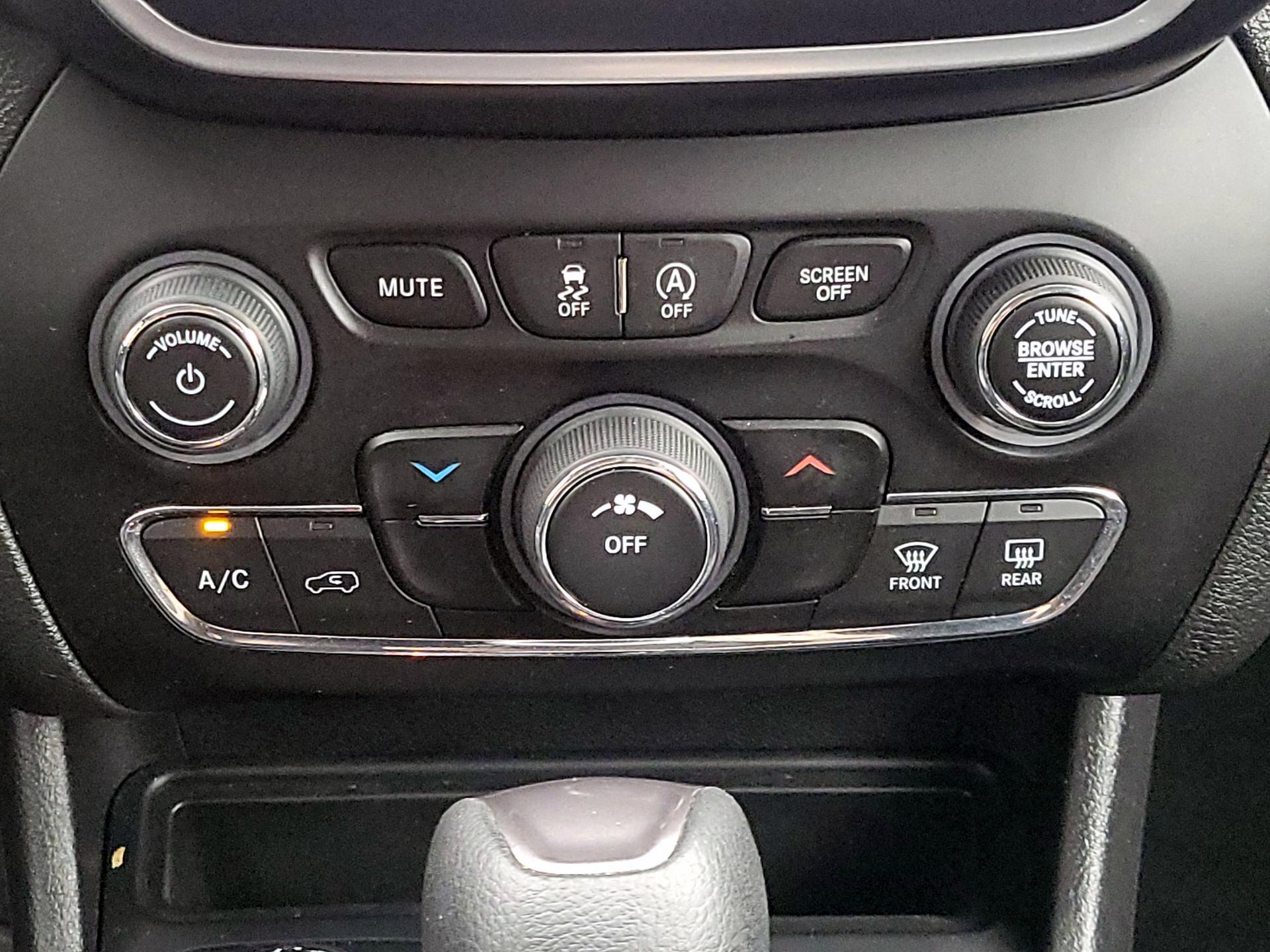 Thumbnail: 2021 Jeep Cherokee - 16