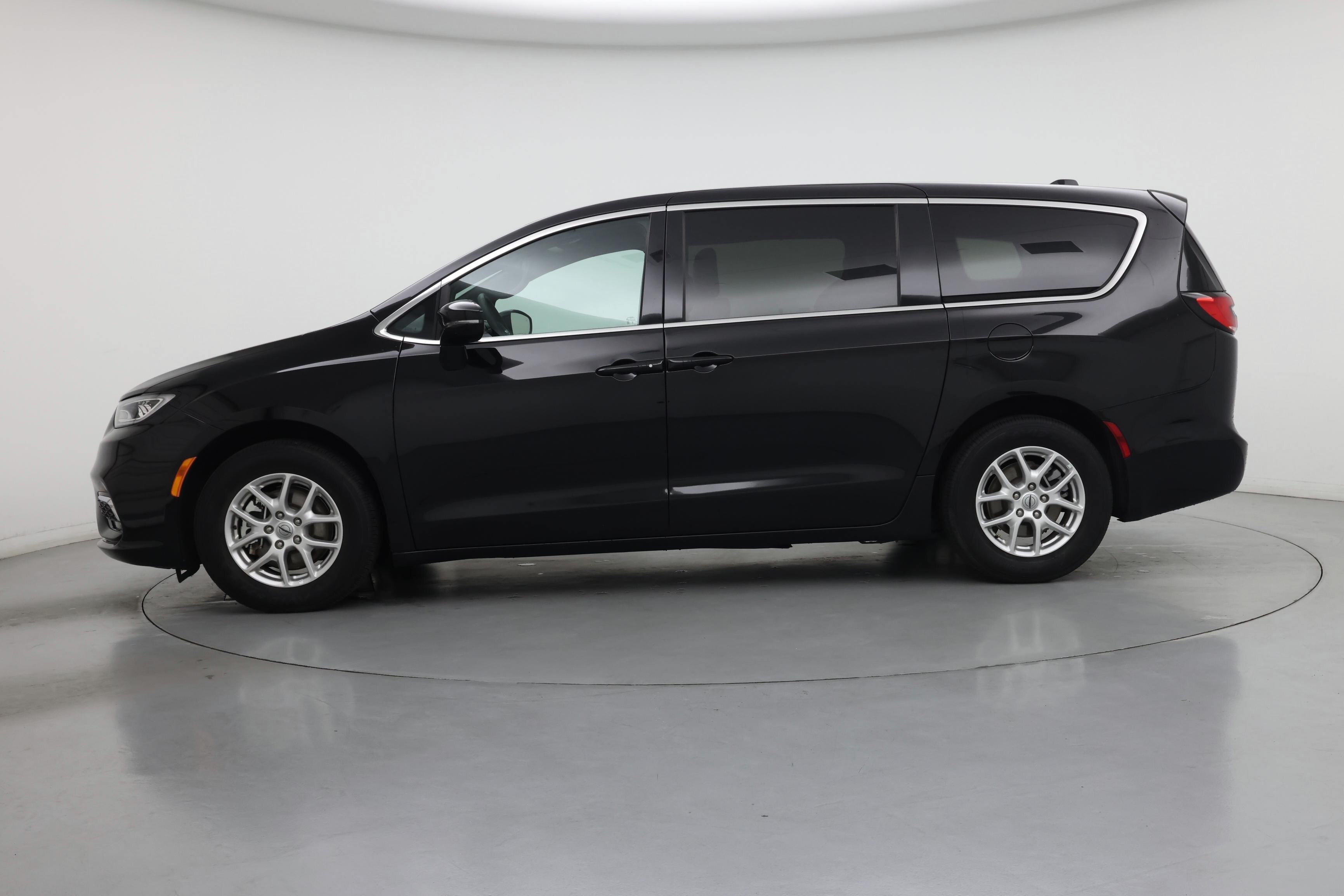 Thumbnail: 2025 Chrysler Pacifica - 3