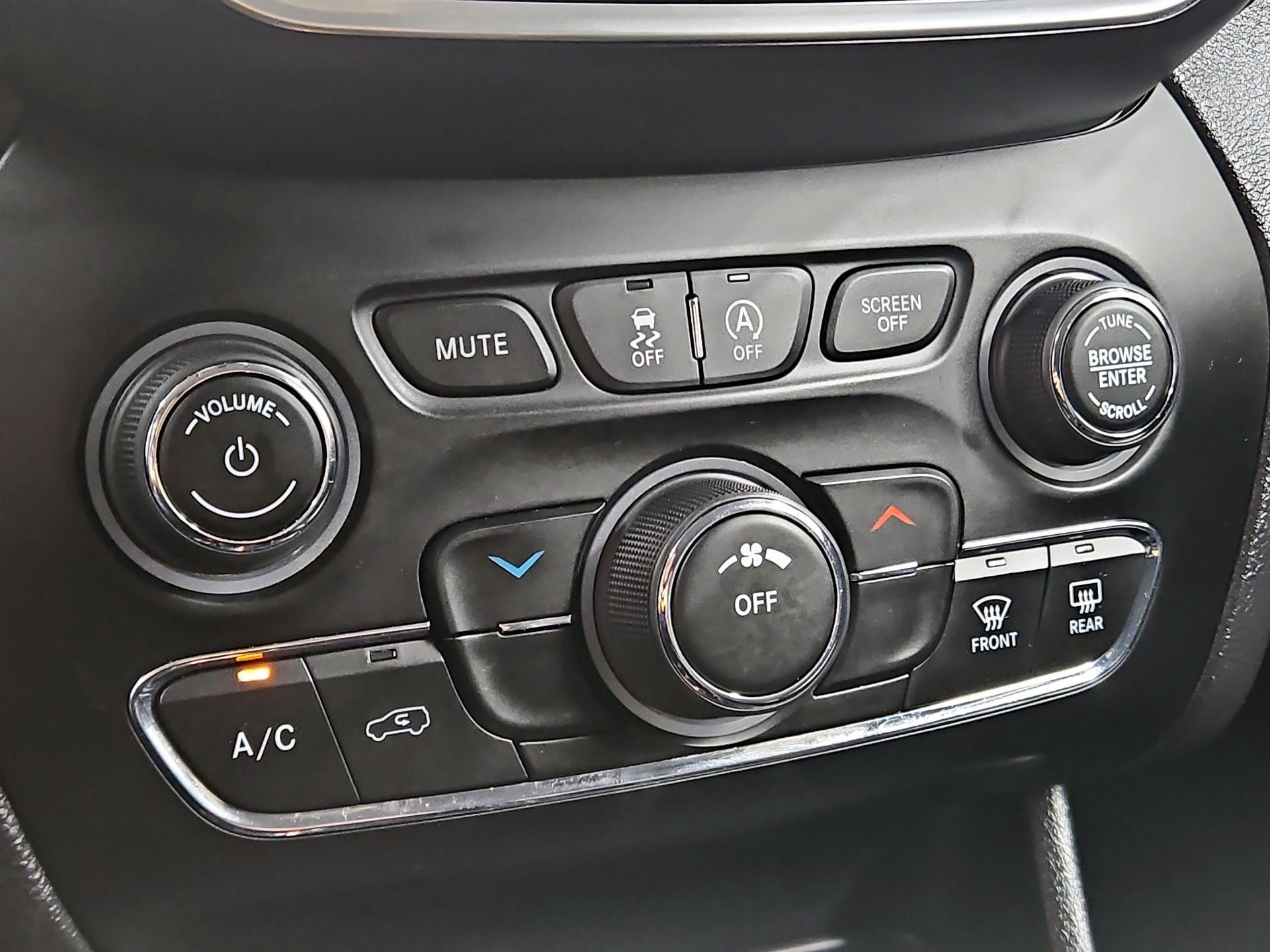 Thumbnail: 2020 Jeep Cherokee - 16