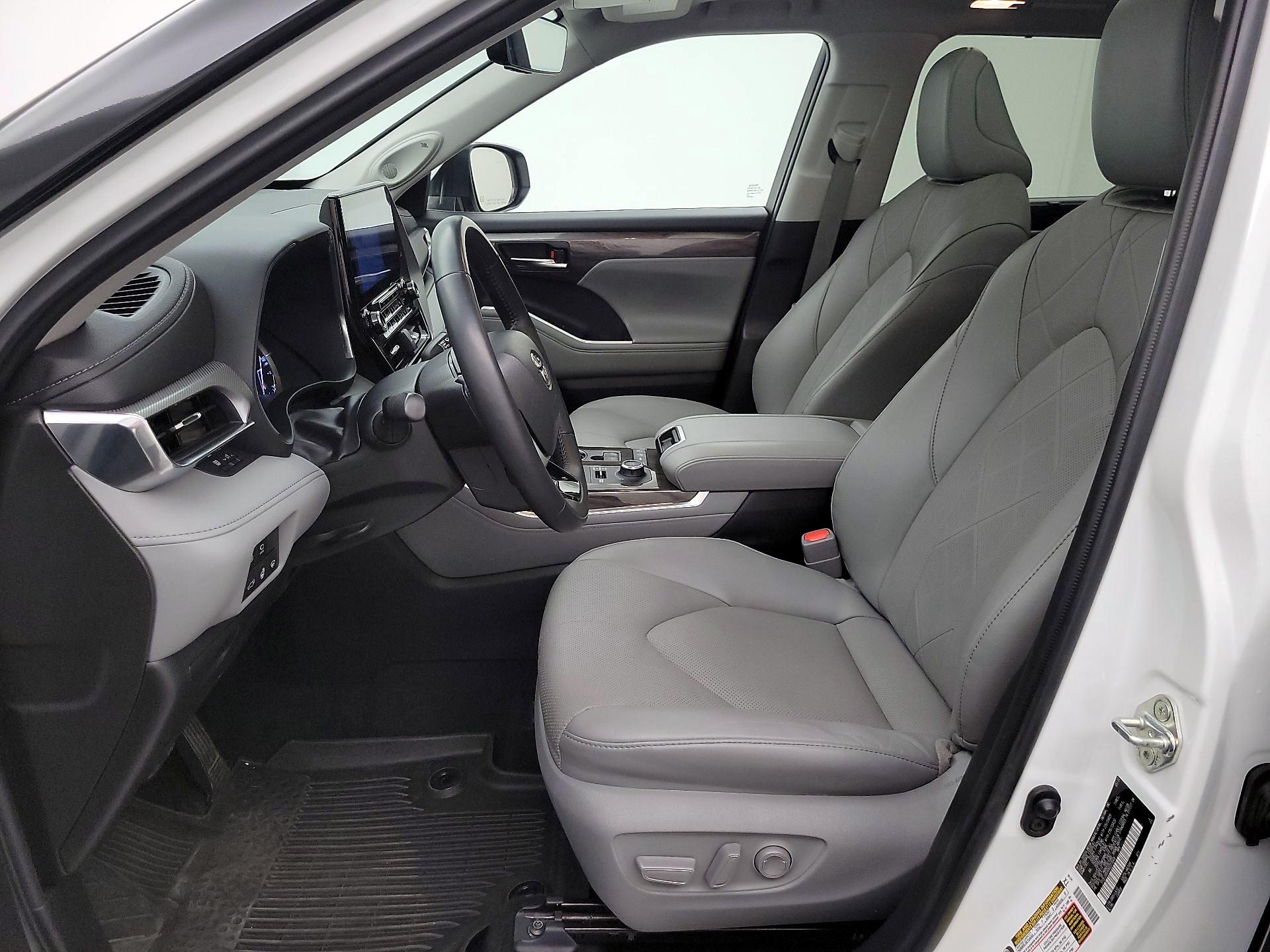Thumbnail: 2022 Toyota Highlander - 11