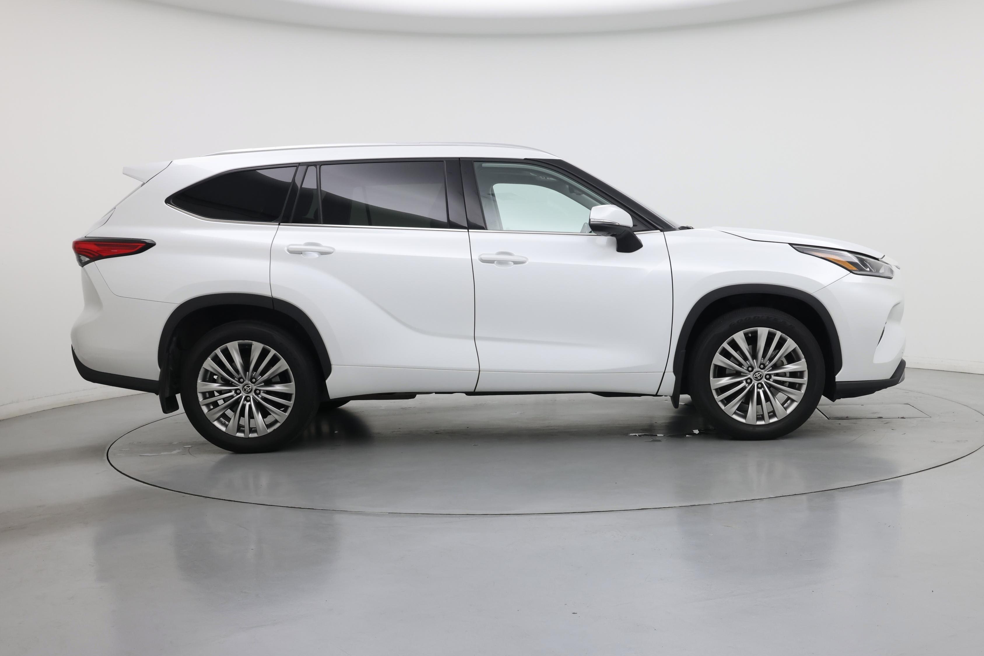 Thumbnail: 2022 Toyota Highlander - 7