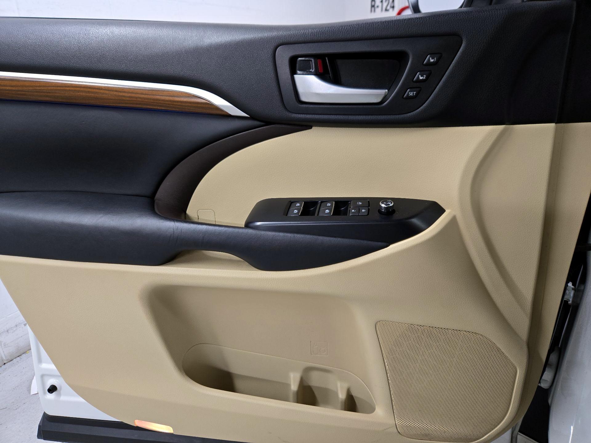 Thumbnail: 2017 Toyota Highlander - 12