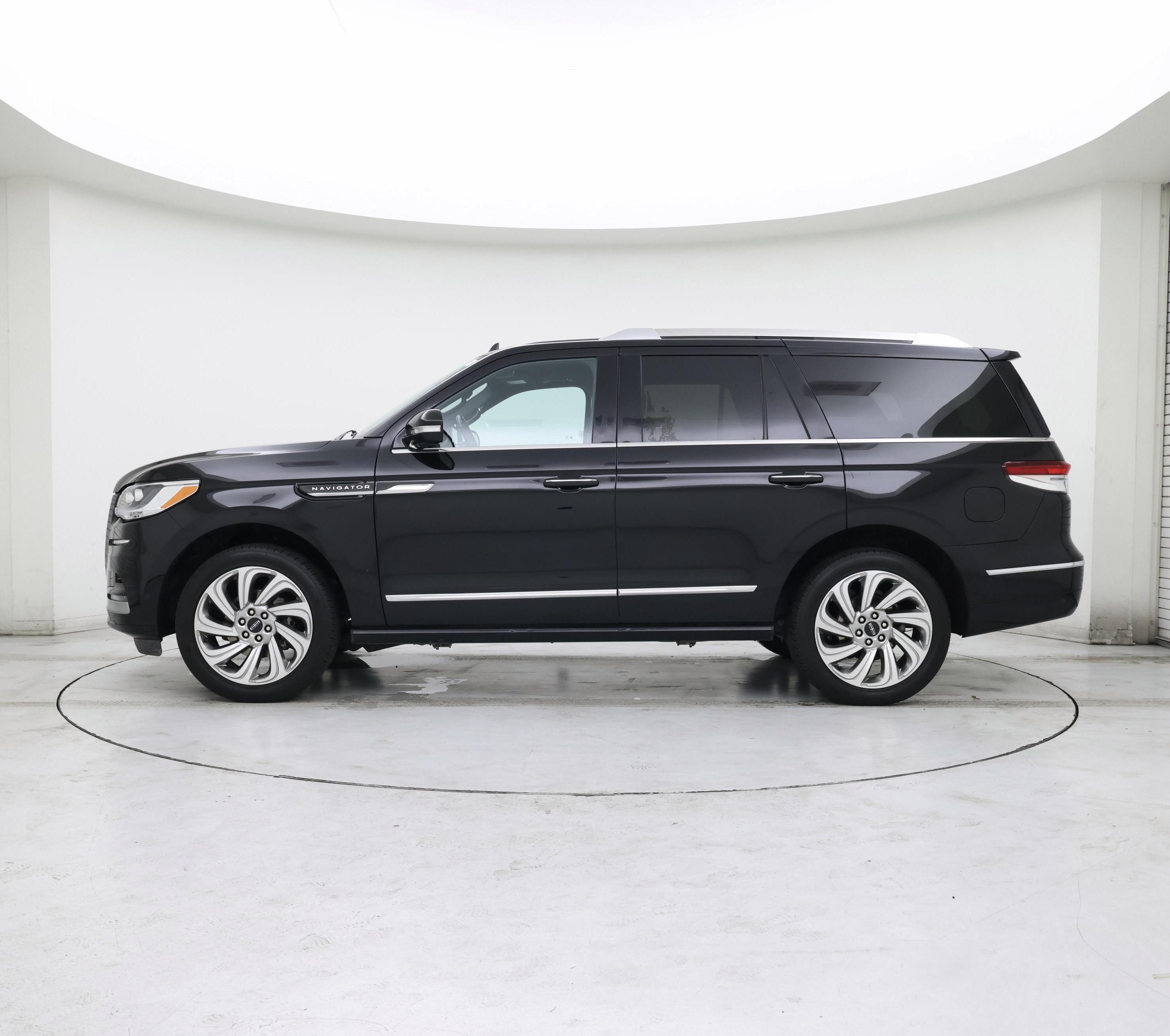 Thumbnail: 2024 Lincoln Navigator - 3