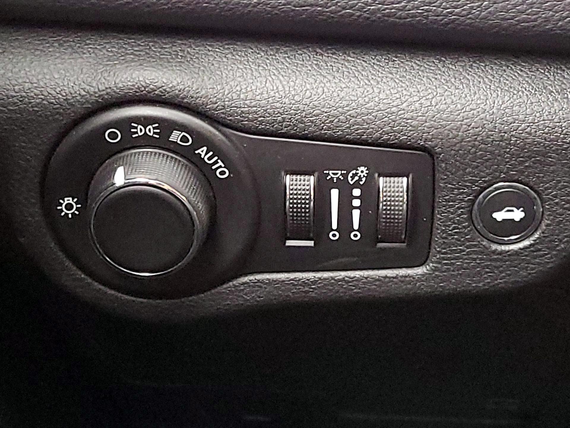 Thumbnail: 2015 Chrysler 200 - 13