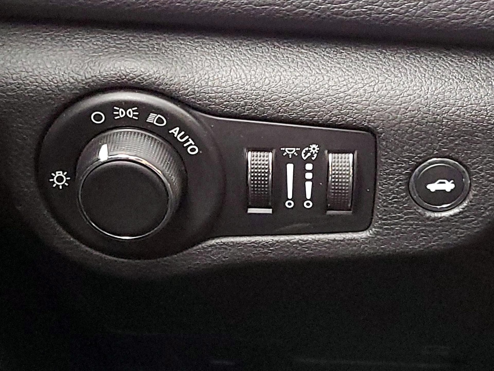 2015 Chrysler 200 Limited - Photo 14