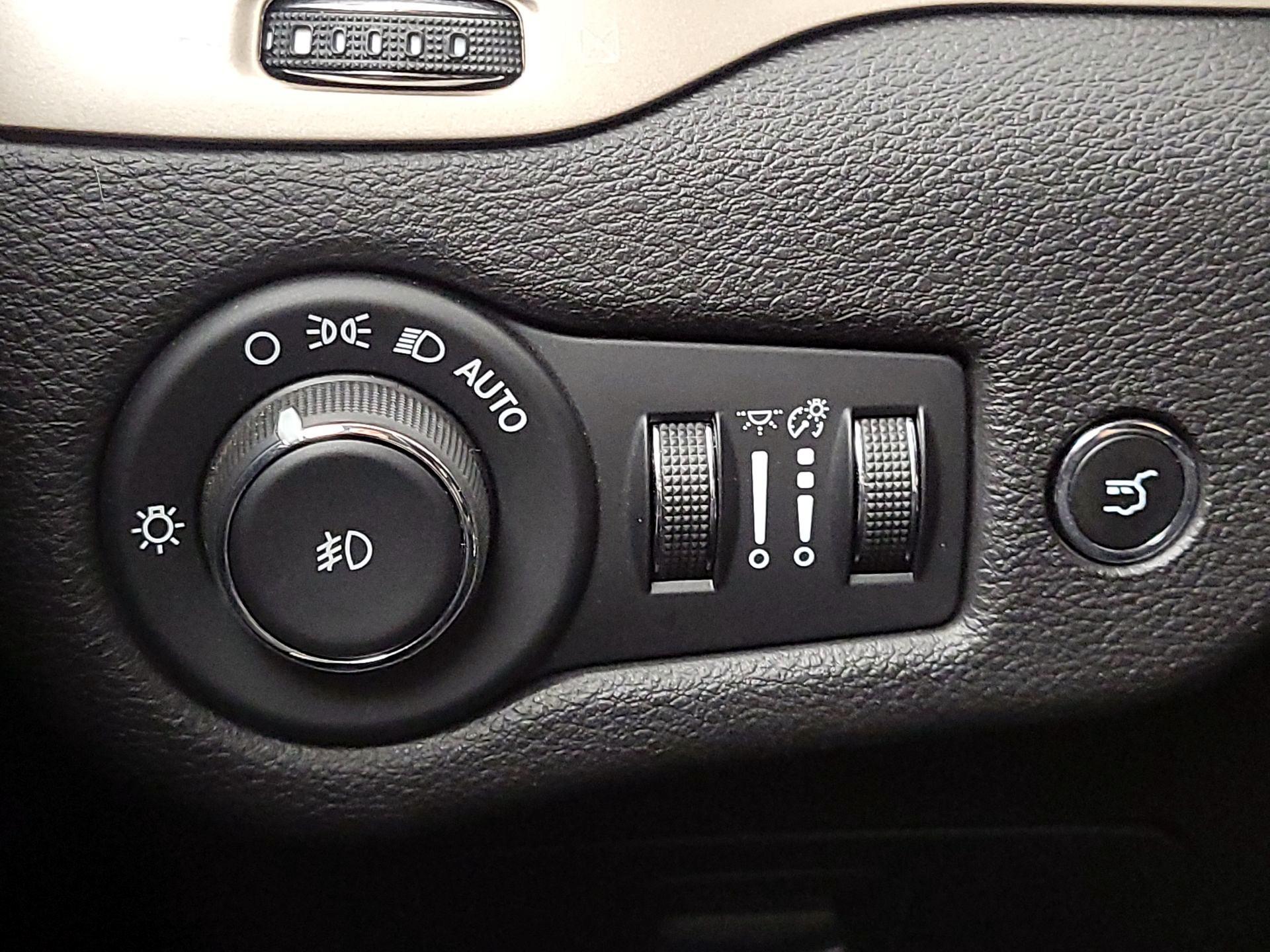 Thumbnail: 2017 Jeep Cherokee - 13