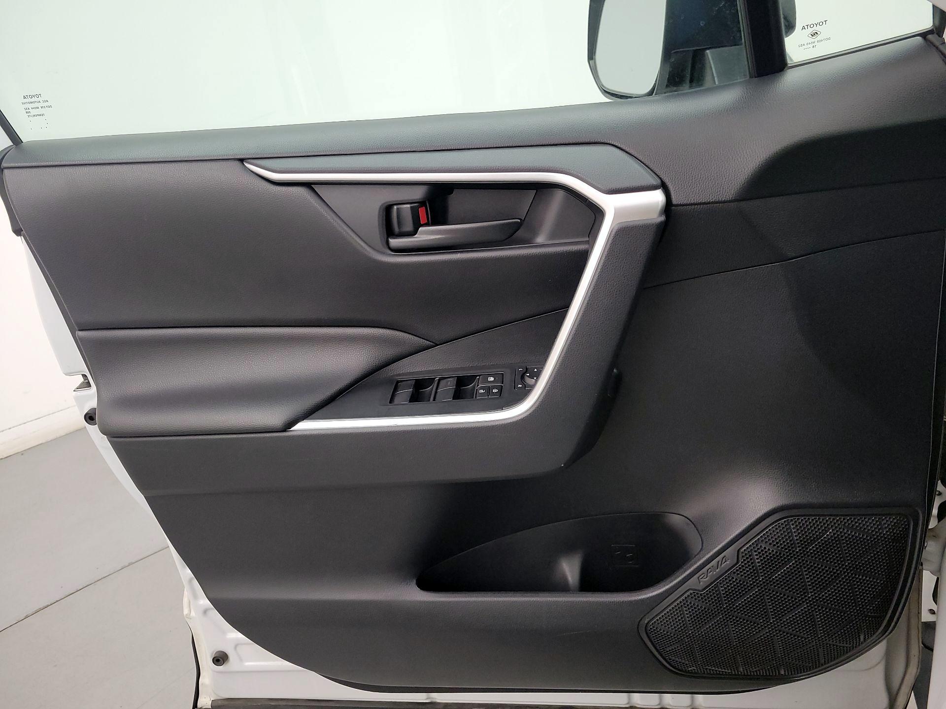 Thumbnail: 2019 Toyota RAV4 - 12