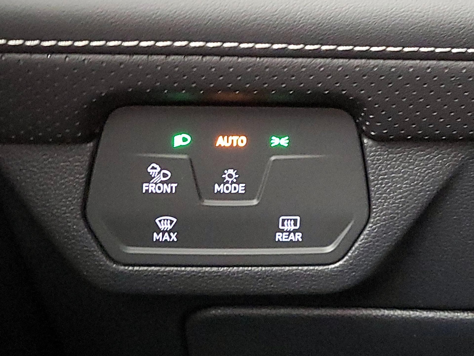2025 Volkswagen Atlas Cross Sport SE - Photo 14