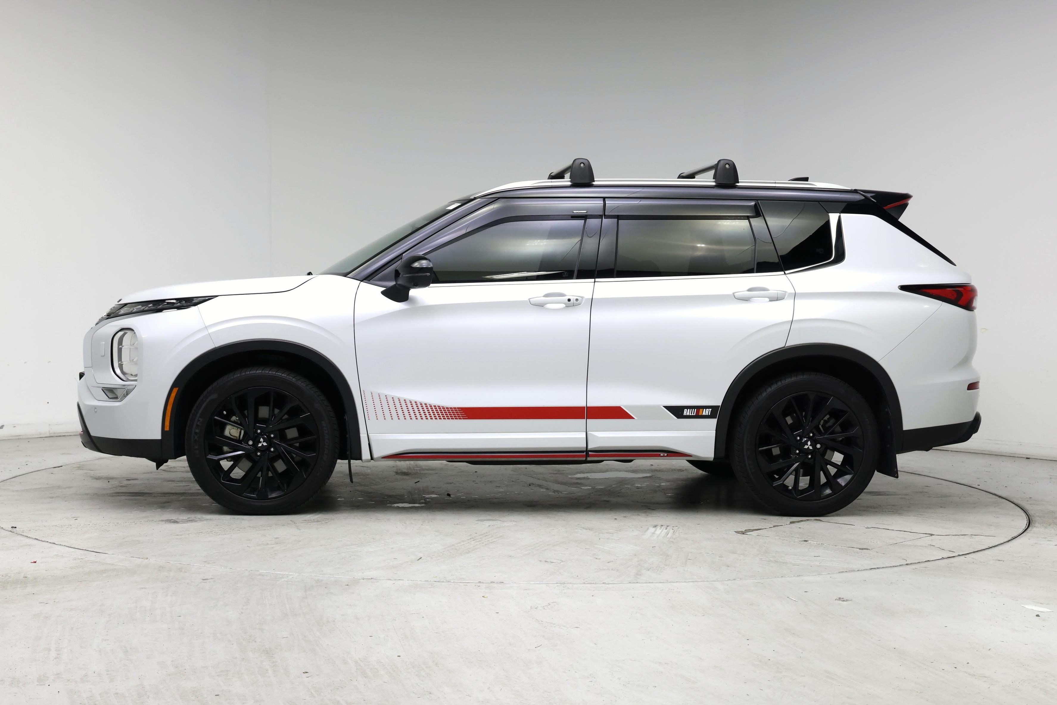 Thumbnail: 2024 Mitsubishi Outlander - 3