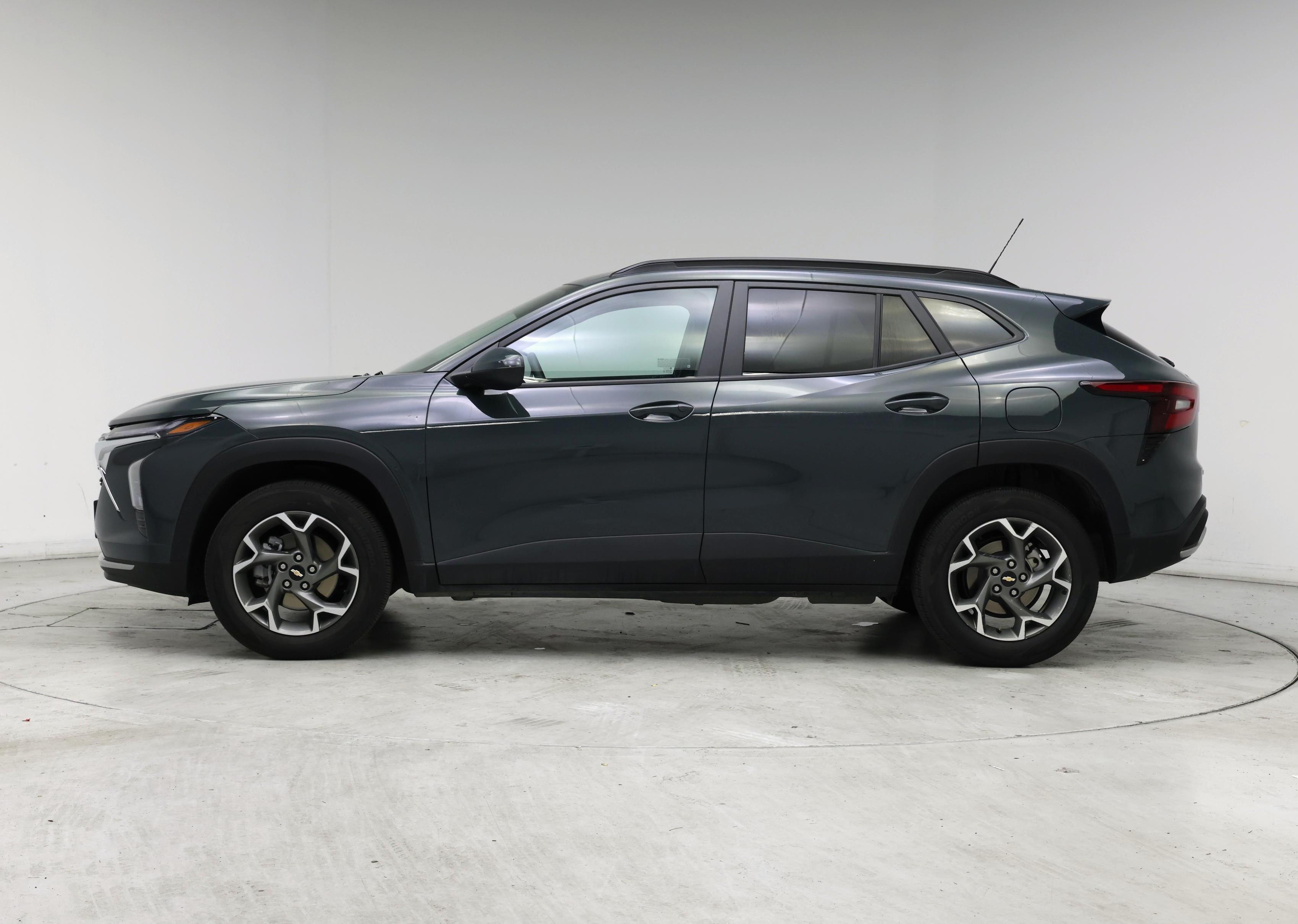 Thumbnail: 2025 Chevrolet Trax - 3