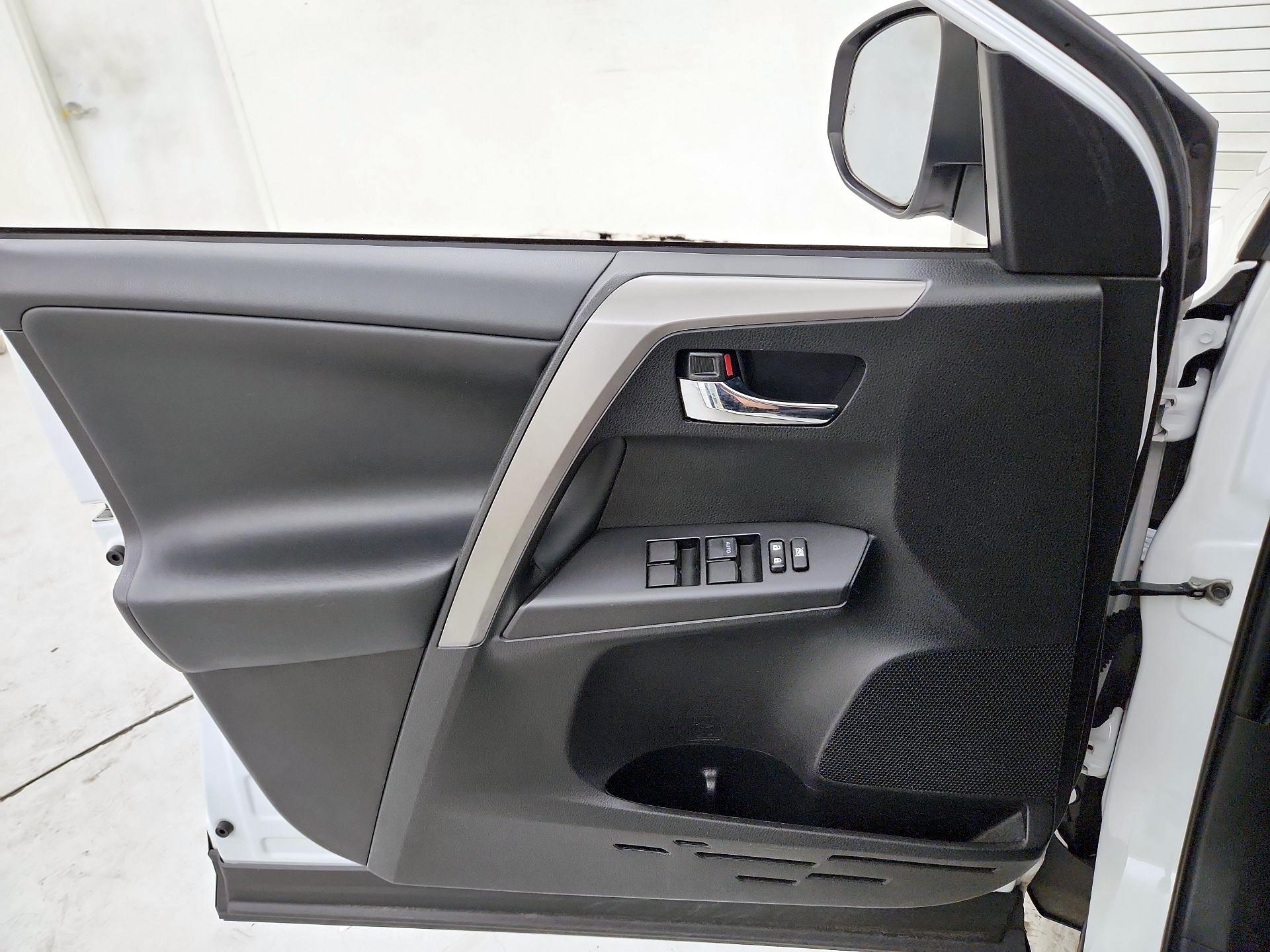 Thumbnail: 2018 Toyota RAV4 - 12