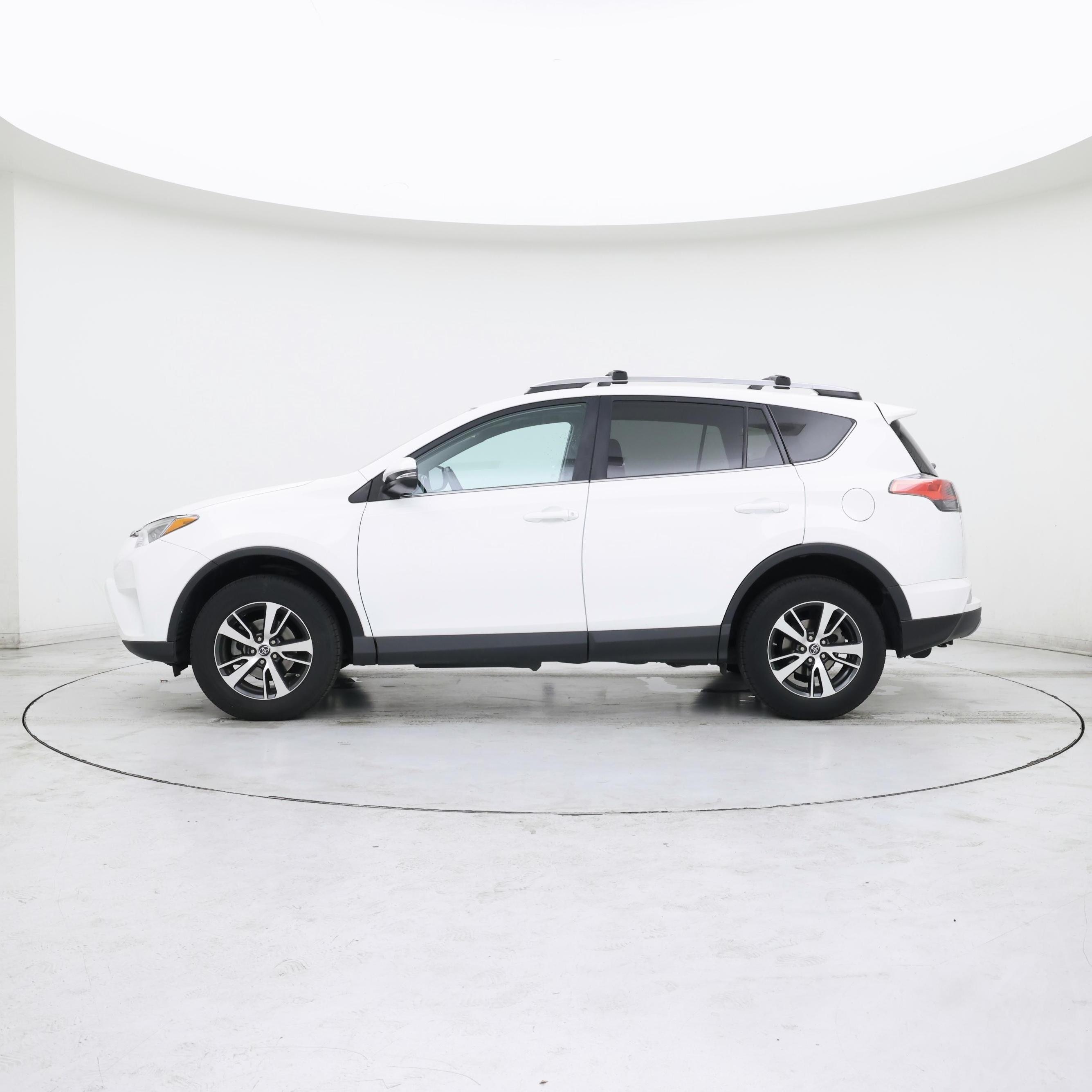 Thumbnail: 2018 Toyota RAV4 - 3