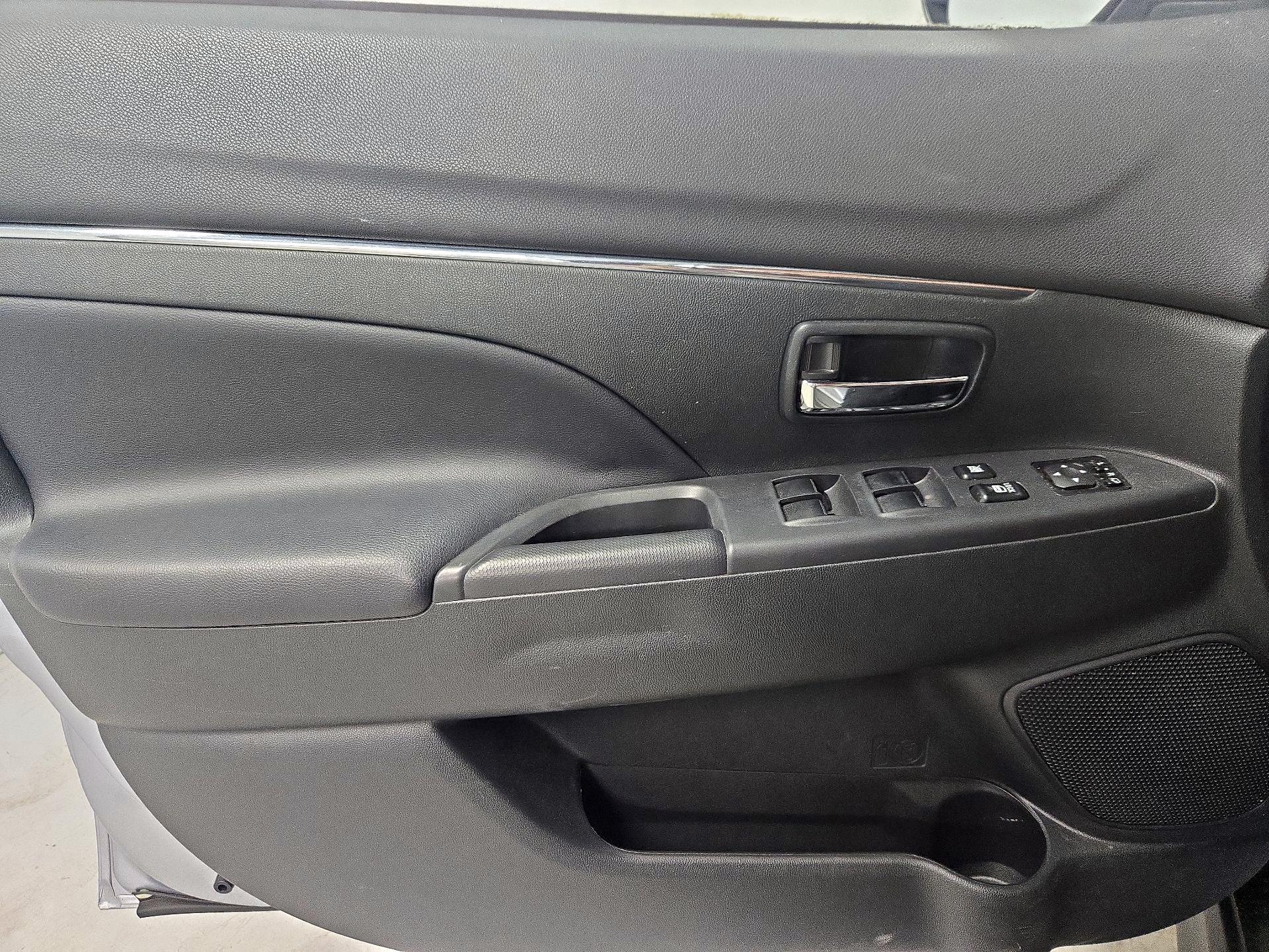 Thumbnail: 2016 Mitsubishi Outlander Sport - 12
