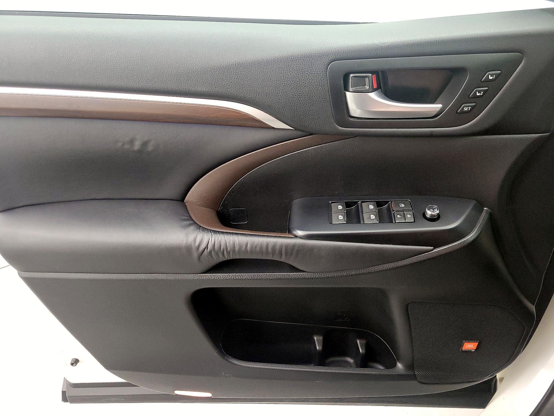 Thumbnail: 2016 Toyota Highlander - 12