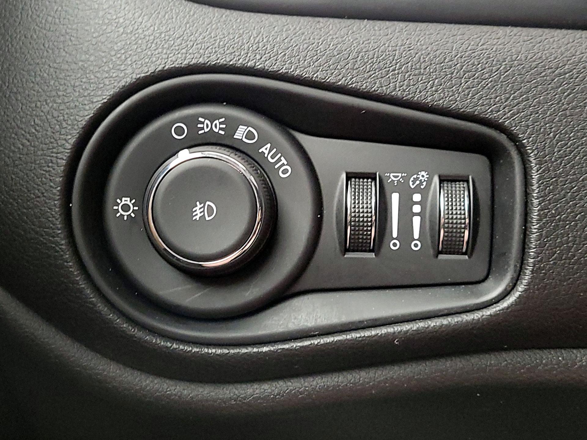 Thumbnail: 2016 Jeep Renegade - 13