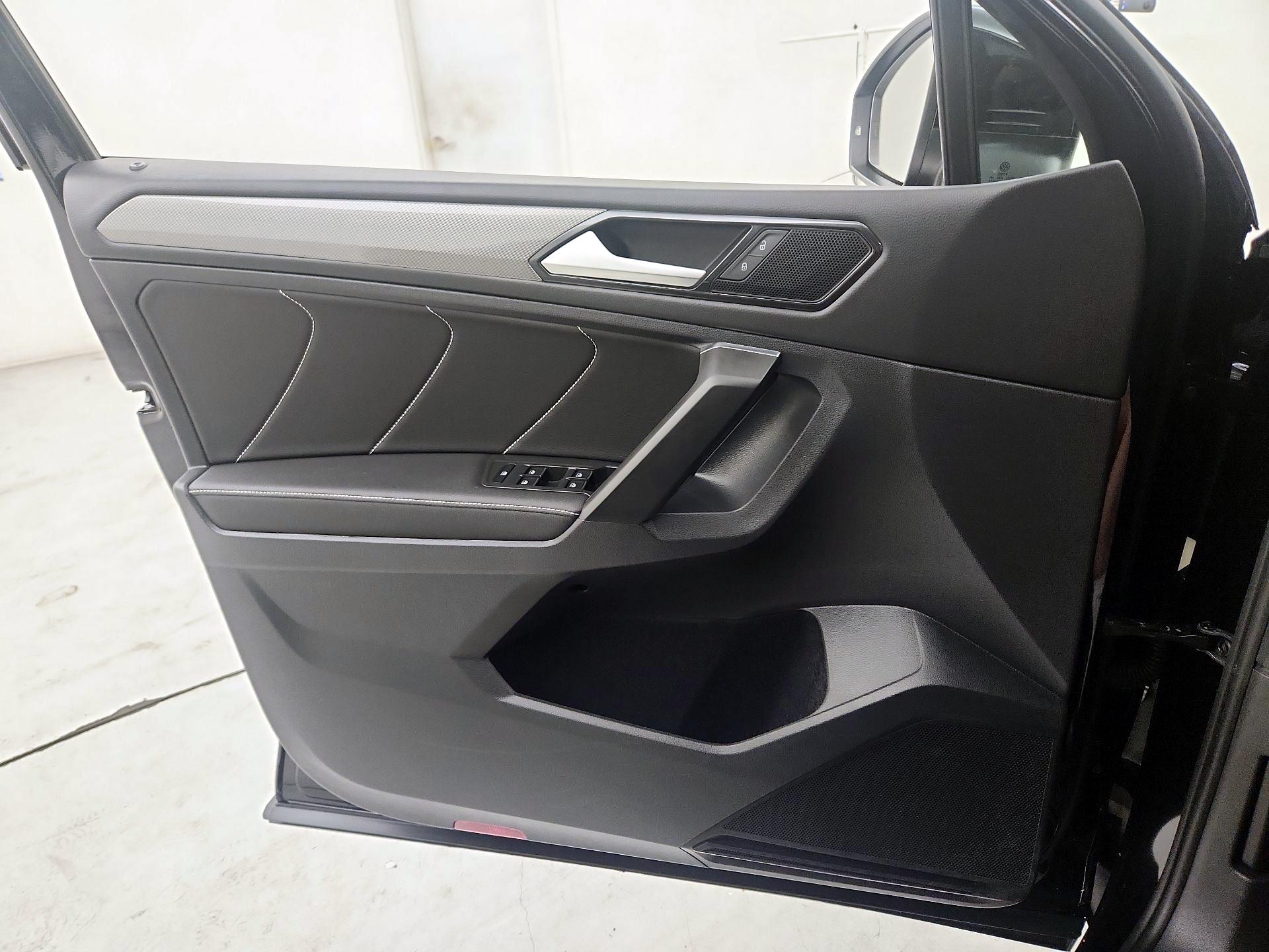 Thumbnail: 2022 Volkswagen Tiguan - 12